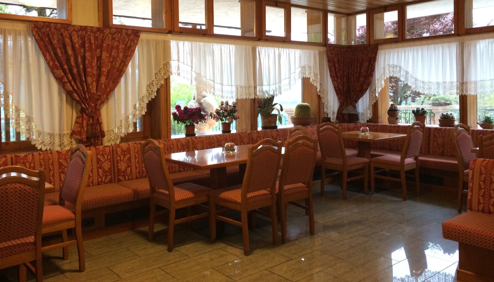 Hall - Miravalle