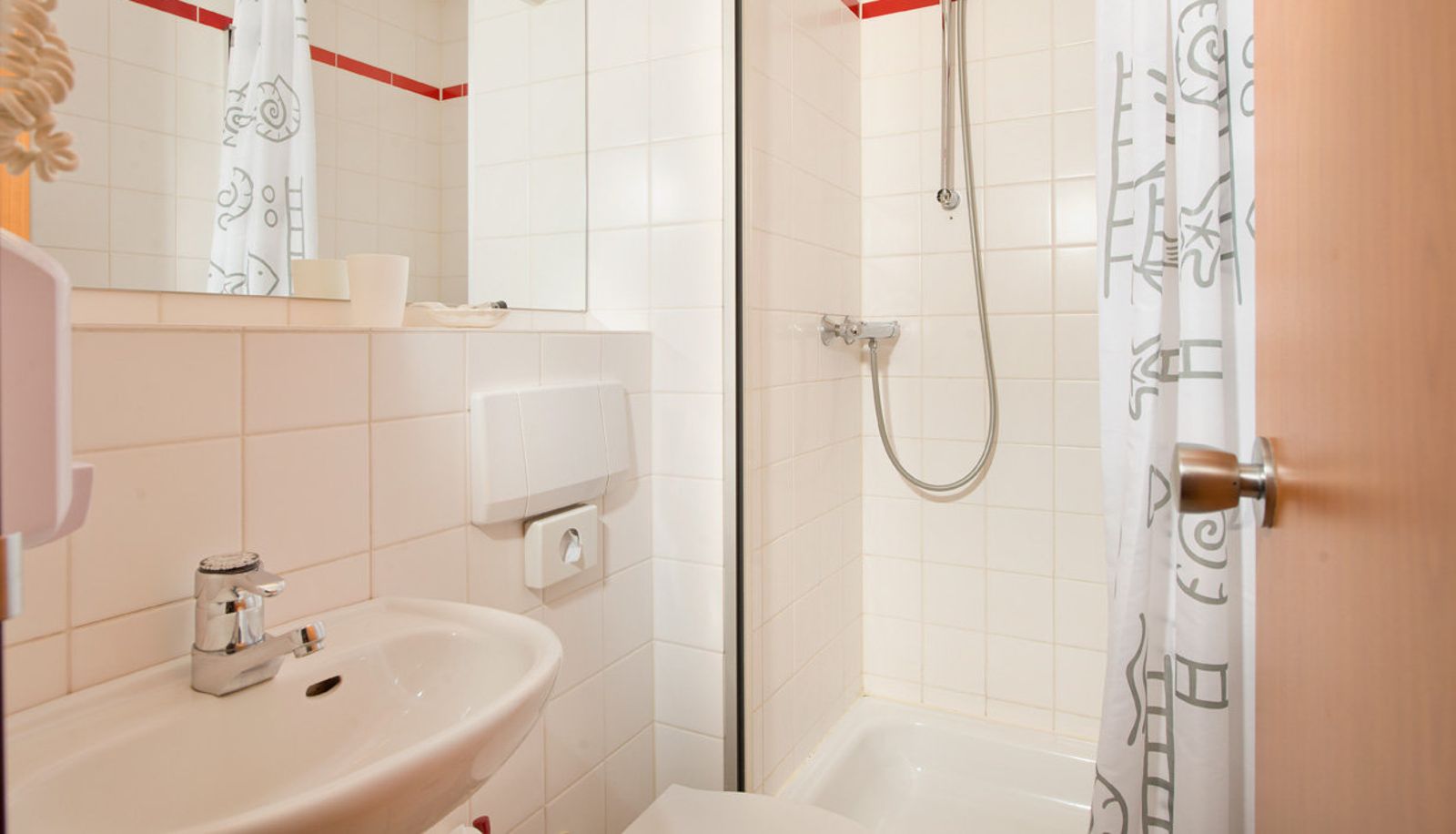 Bathroom - Days Inn by Wyndham Dortmund West