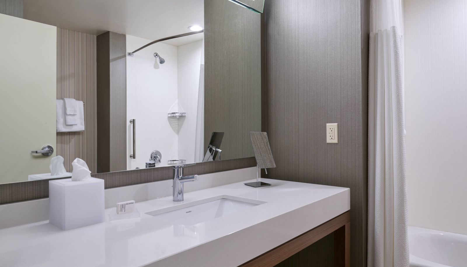 Zimmer - Courtyard by Marriott Jackson