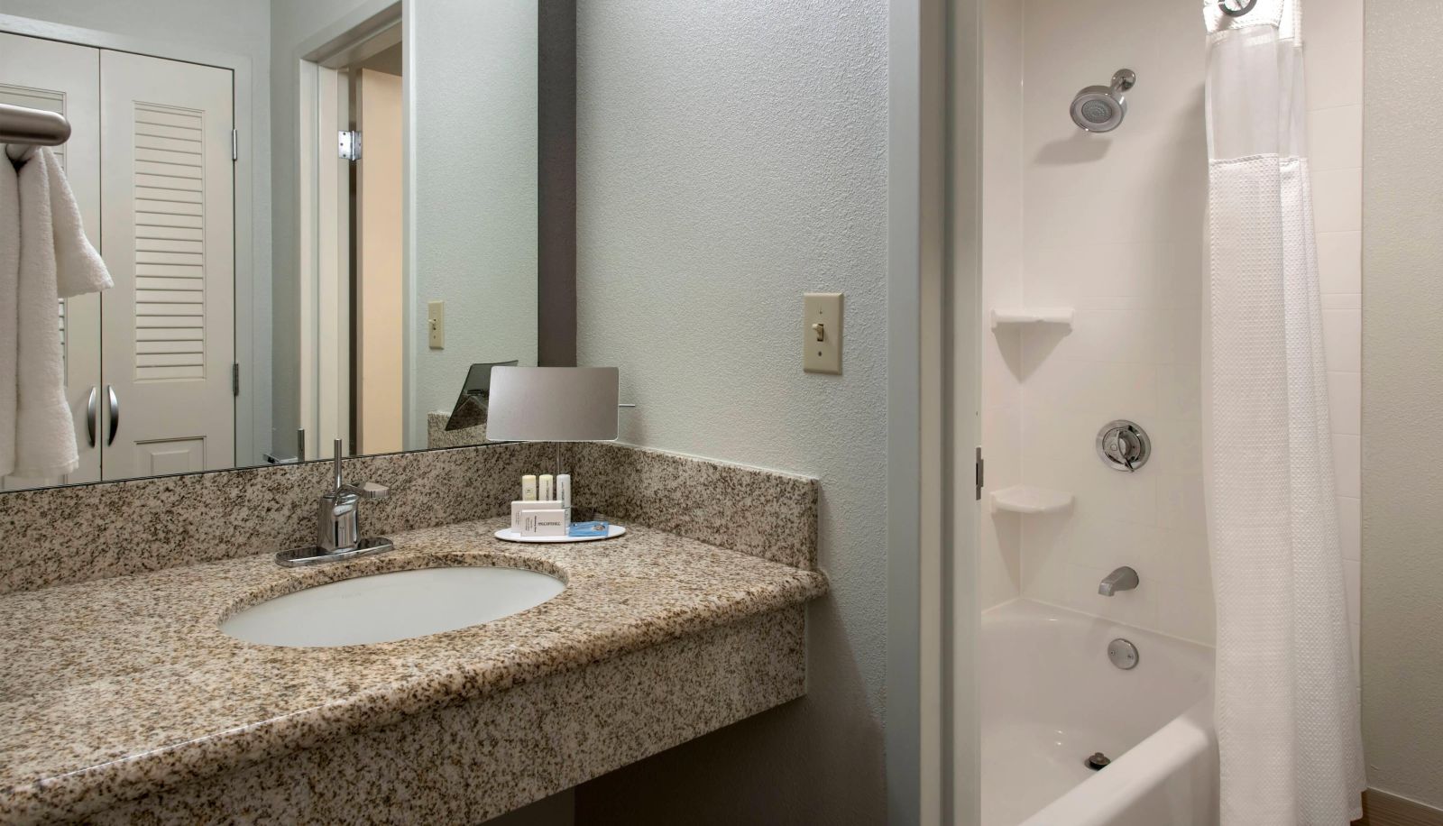 Room - Courtyard by Marriott Boston Norwood Canton