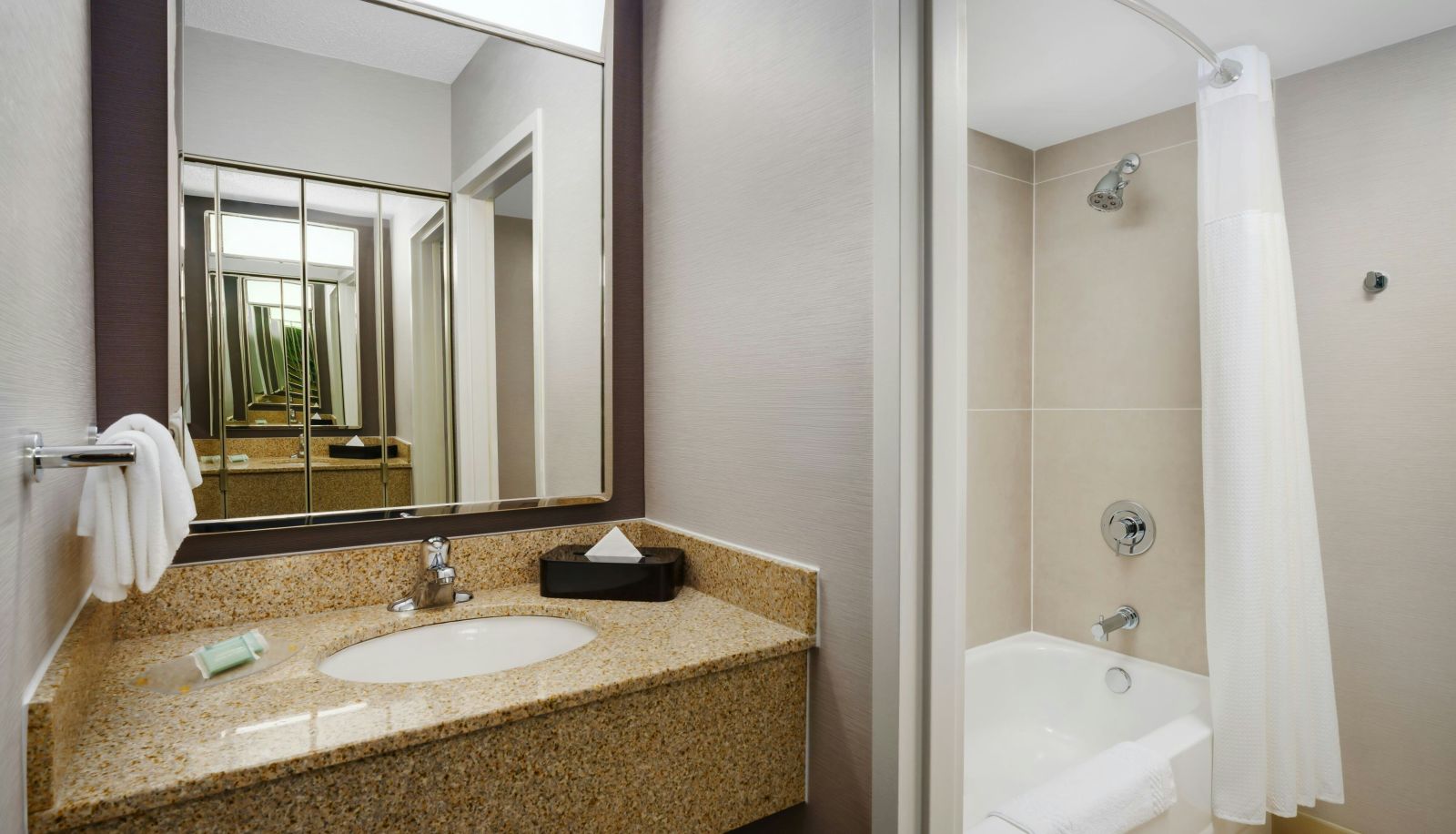 Room - Courtyard by Marriott Chicago Midway Airport