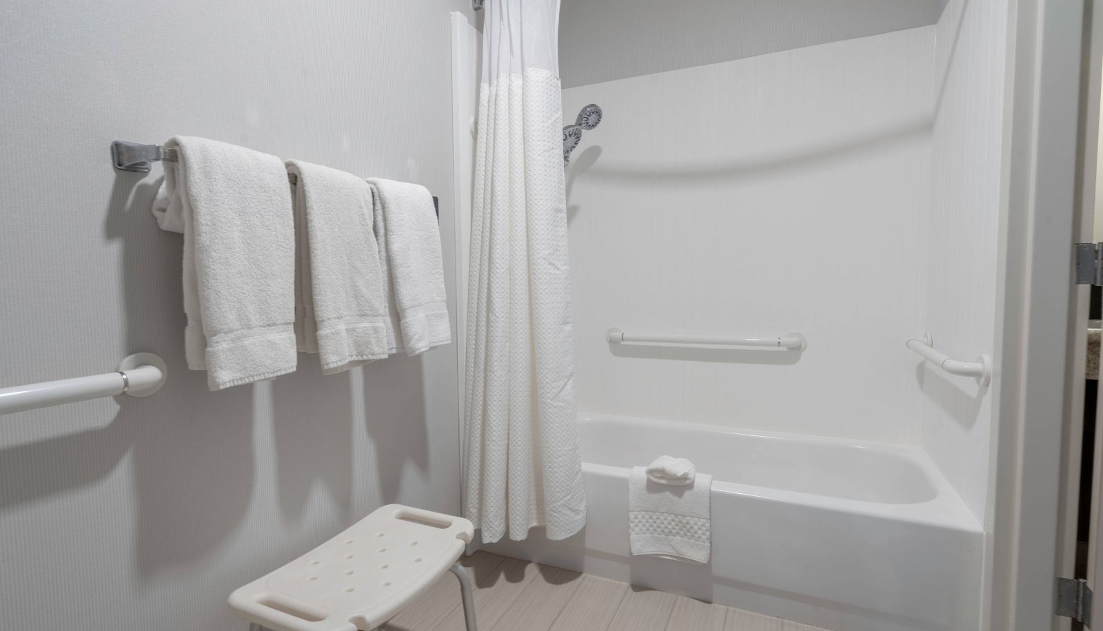 Zimmer - Courtyard by Marriott Cleveland Willoughby