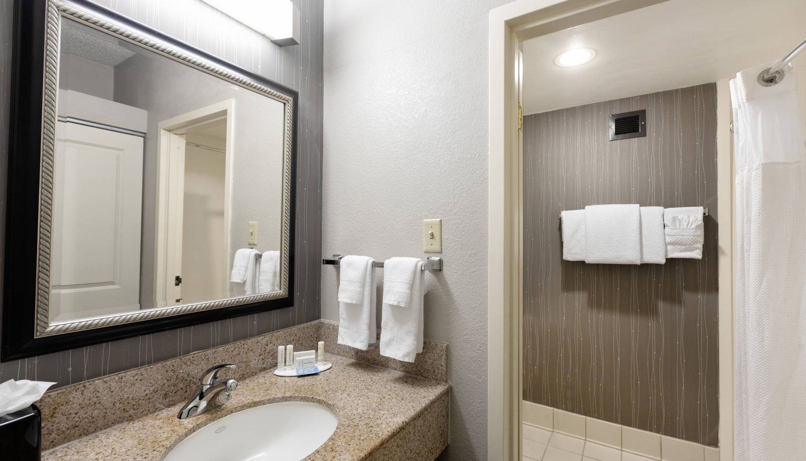 Zimmer - Courtyard by Marriott Dallas-Fort Worth Bedford