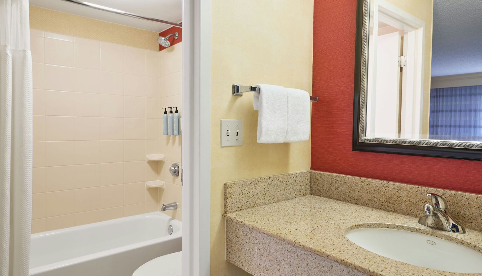 Camera - Courtyard by Marriott Des Moines West-Clive