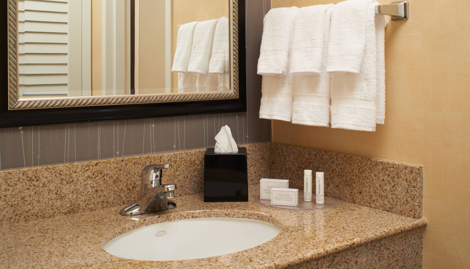 Zimmer - Courtyard by Marriott Detroit Warren