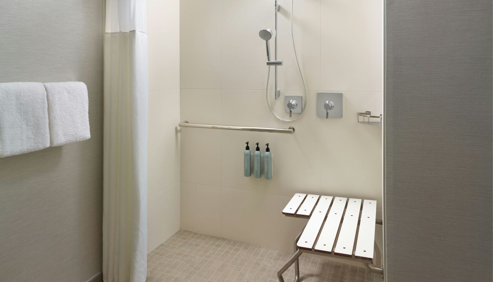Zimmer - Courtyard by Marriott Detroit Warren