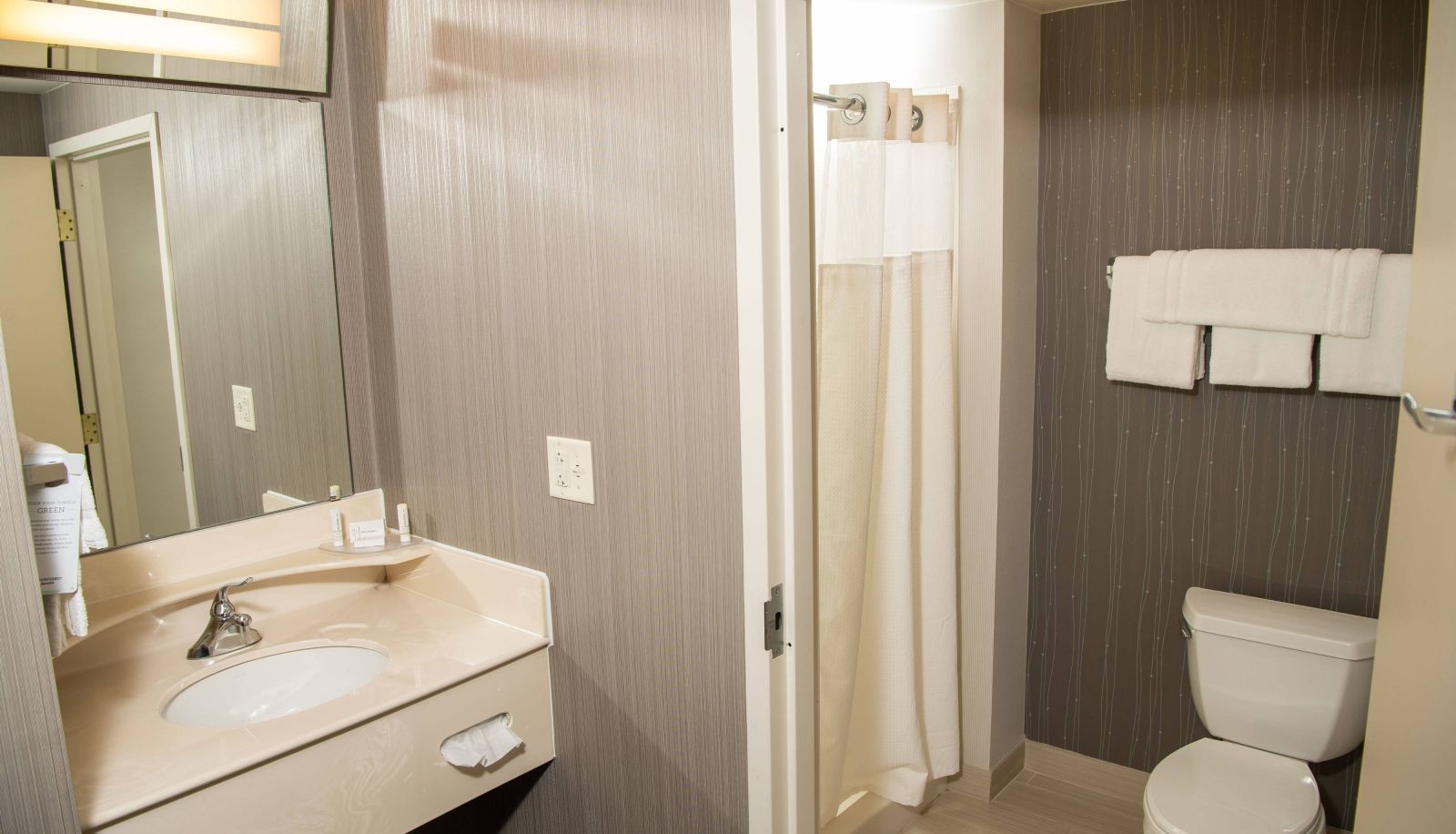 Kamer - Courtyard by Marriott Erie Ambassador Conference Center