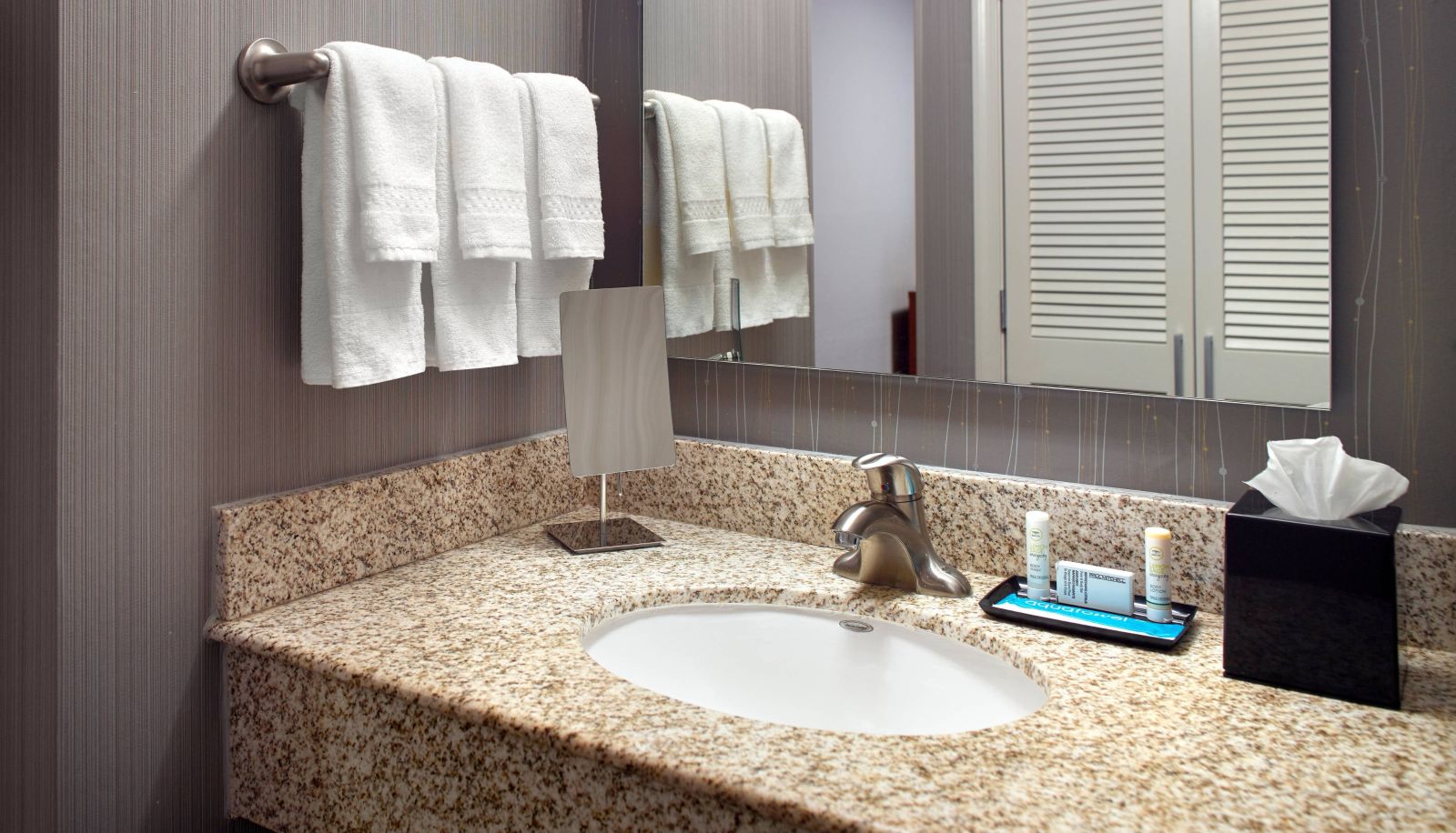 Zimmer - Courtyard by Marriott Fayetteville
