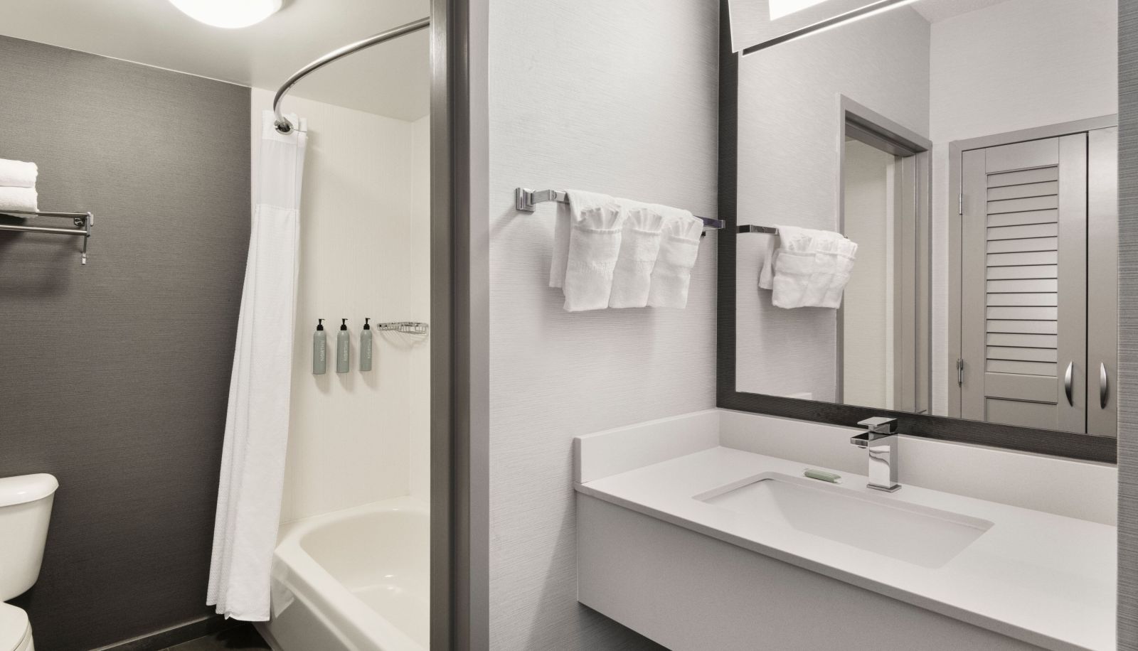 Zimmer - Courtyard by Marriott Burlington