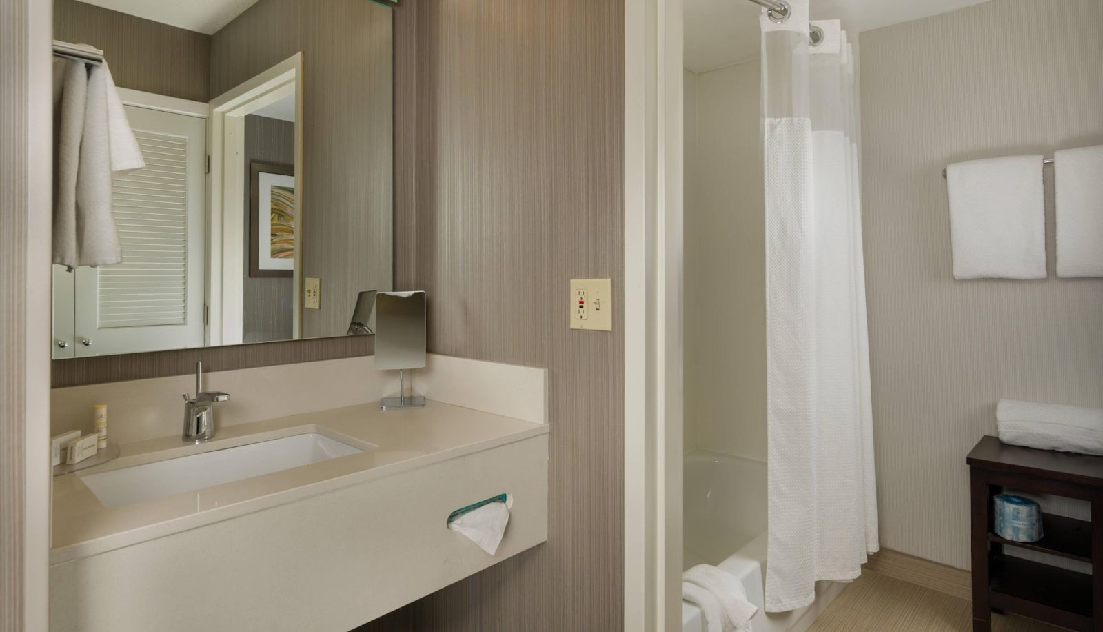 Room - Courtyard by Marriott New Haven Orange Milford
