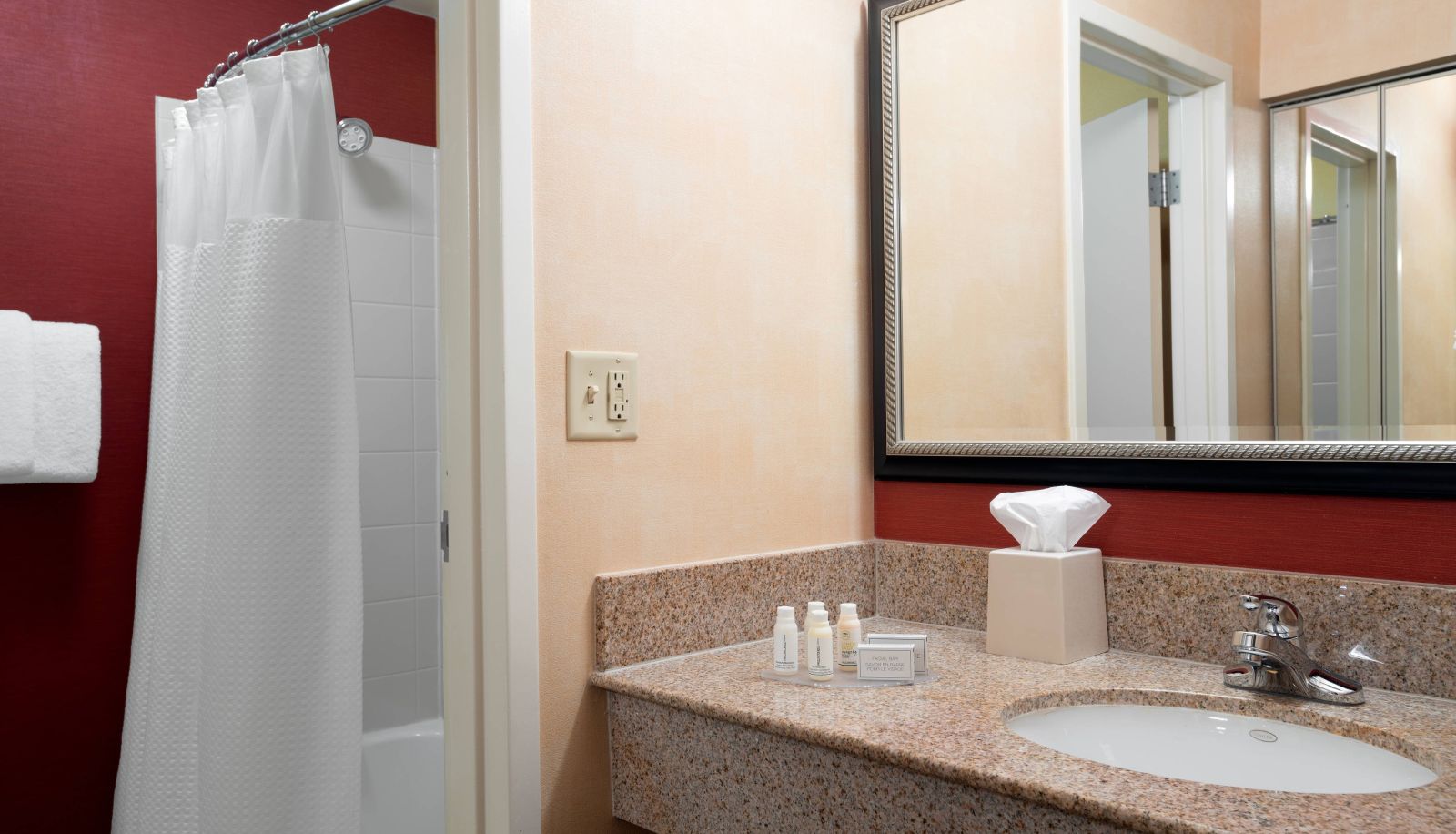 Room - Courtyard by Marriott Indianapolis Airport