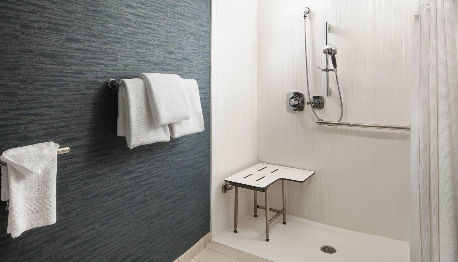 Room - Courtyard by Marriott Indianapolis at the Capitol