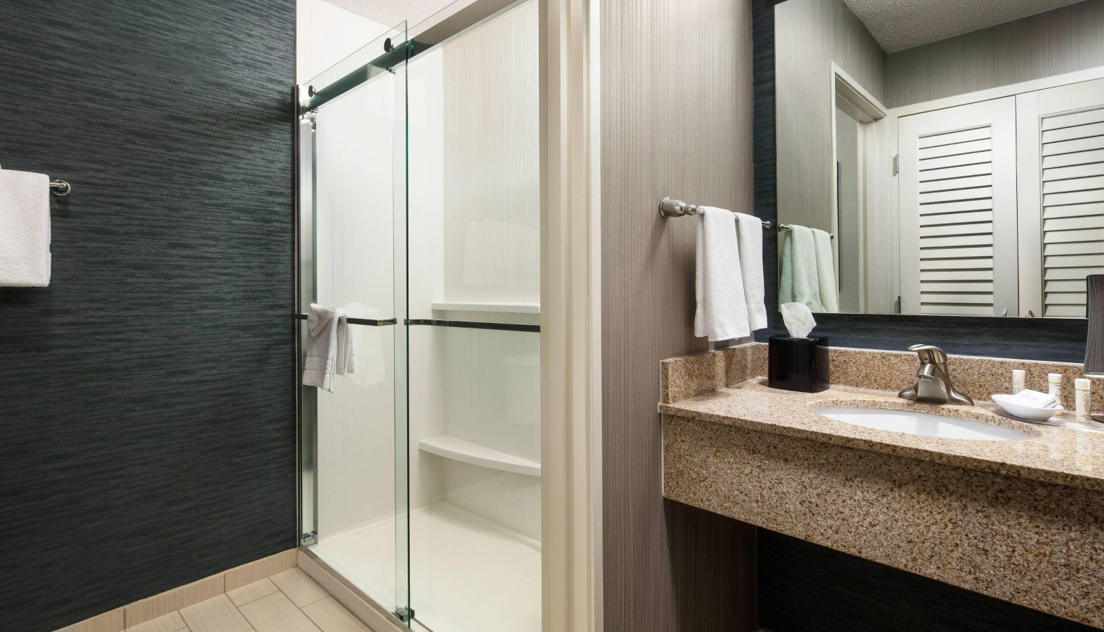 Room - Courtyard by Marriott Indianapolis at the Capitol