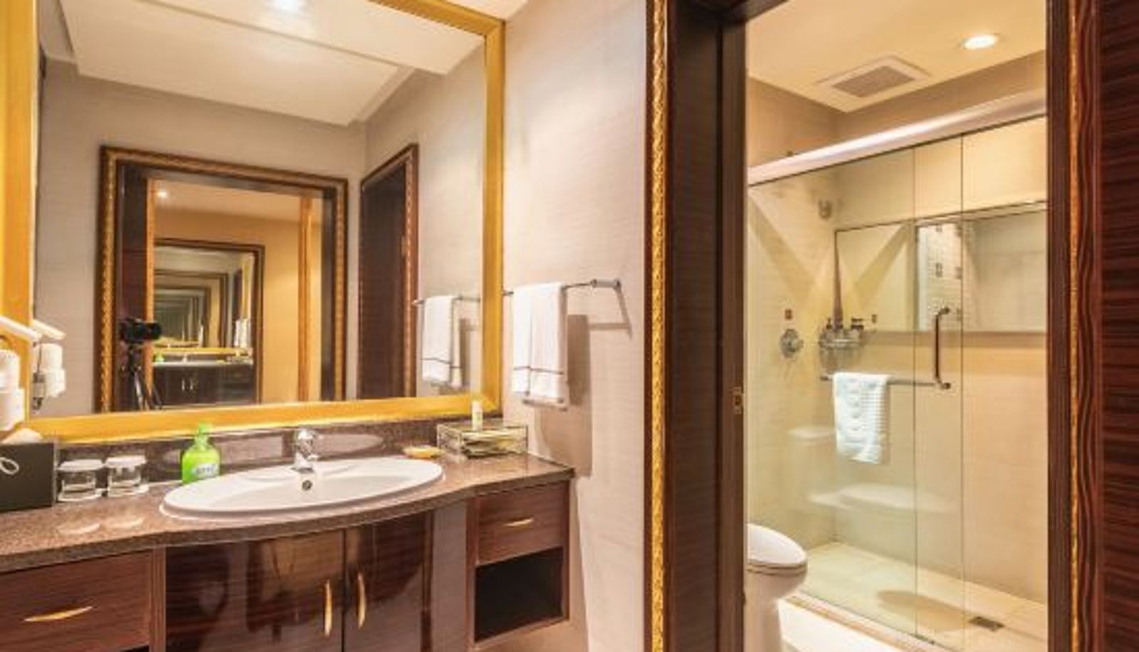Habitación - Swan Lake Hotel