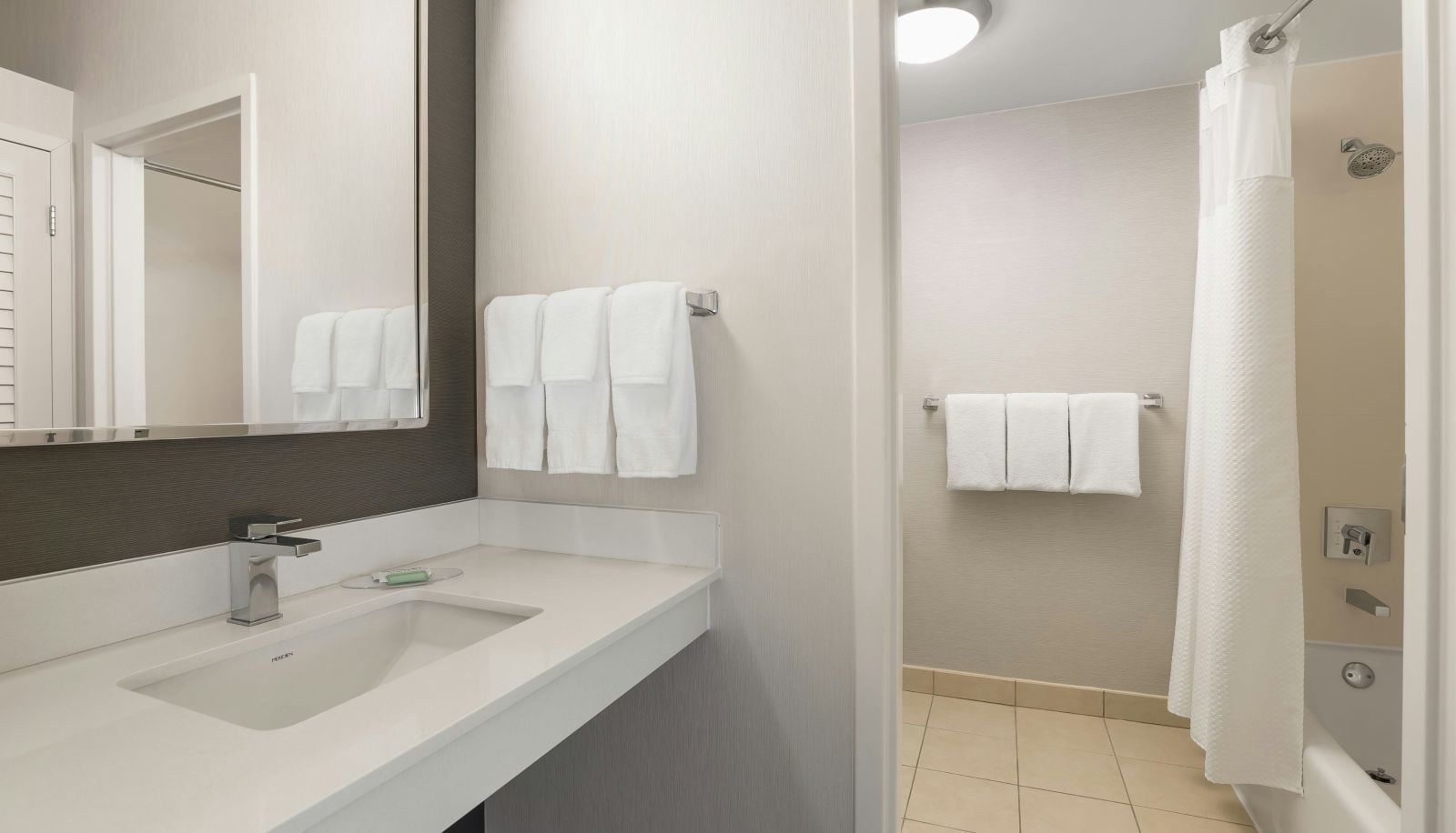 Zimmer - Courtyard by Marriott Minneapolis St Paul Airport