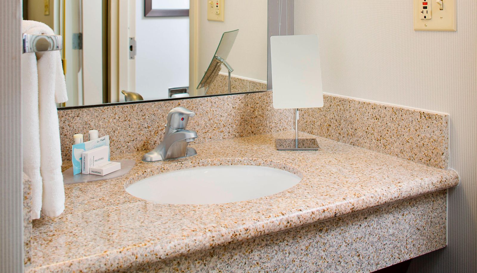 Room - Courtyard by Marriott Richmond Airport