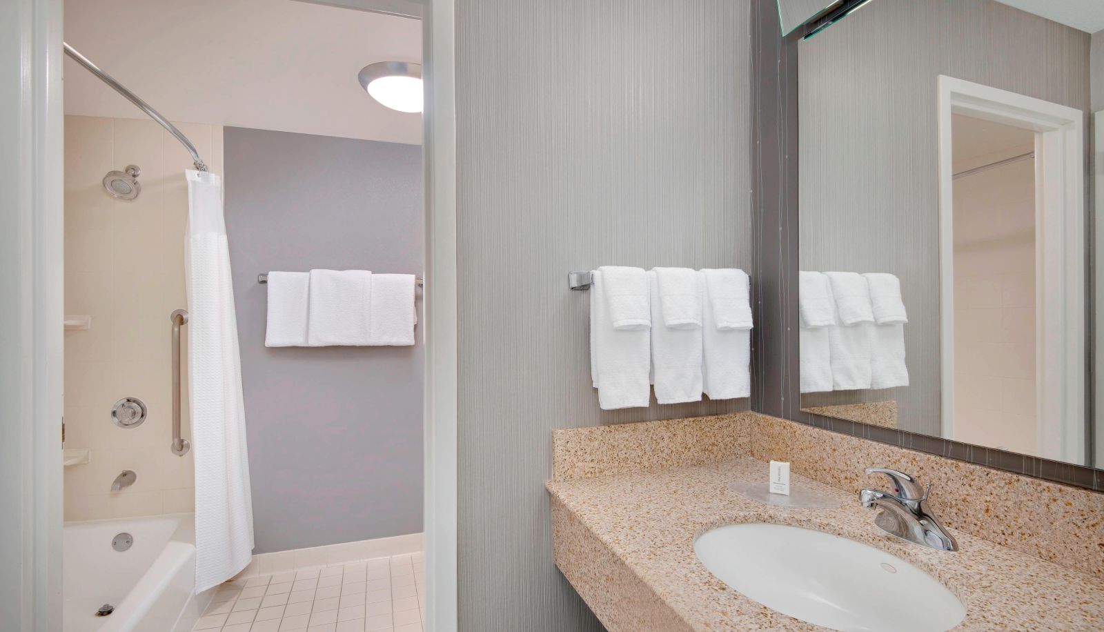 Room - Courtyard by Marriott Savannah Midtown