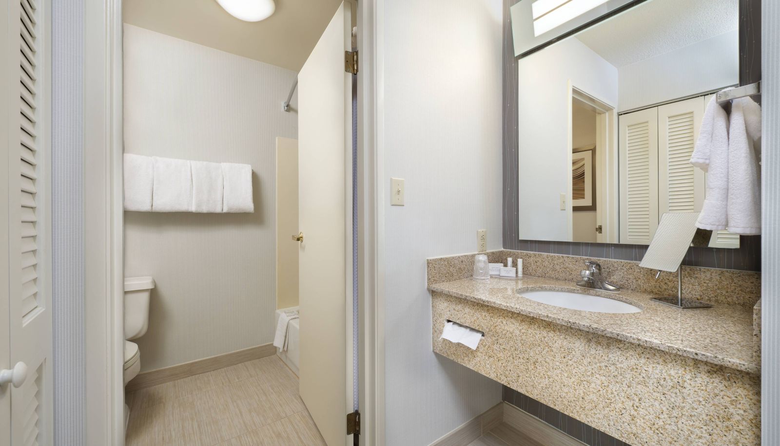 Camera - Courtyard by Marriott Mishawaka-University Area