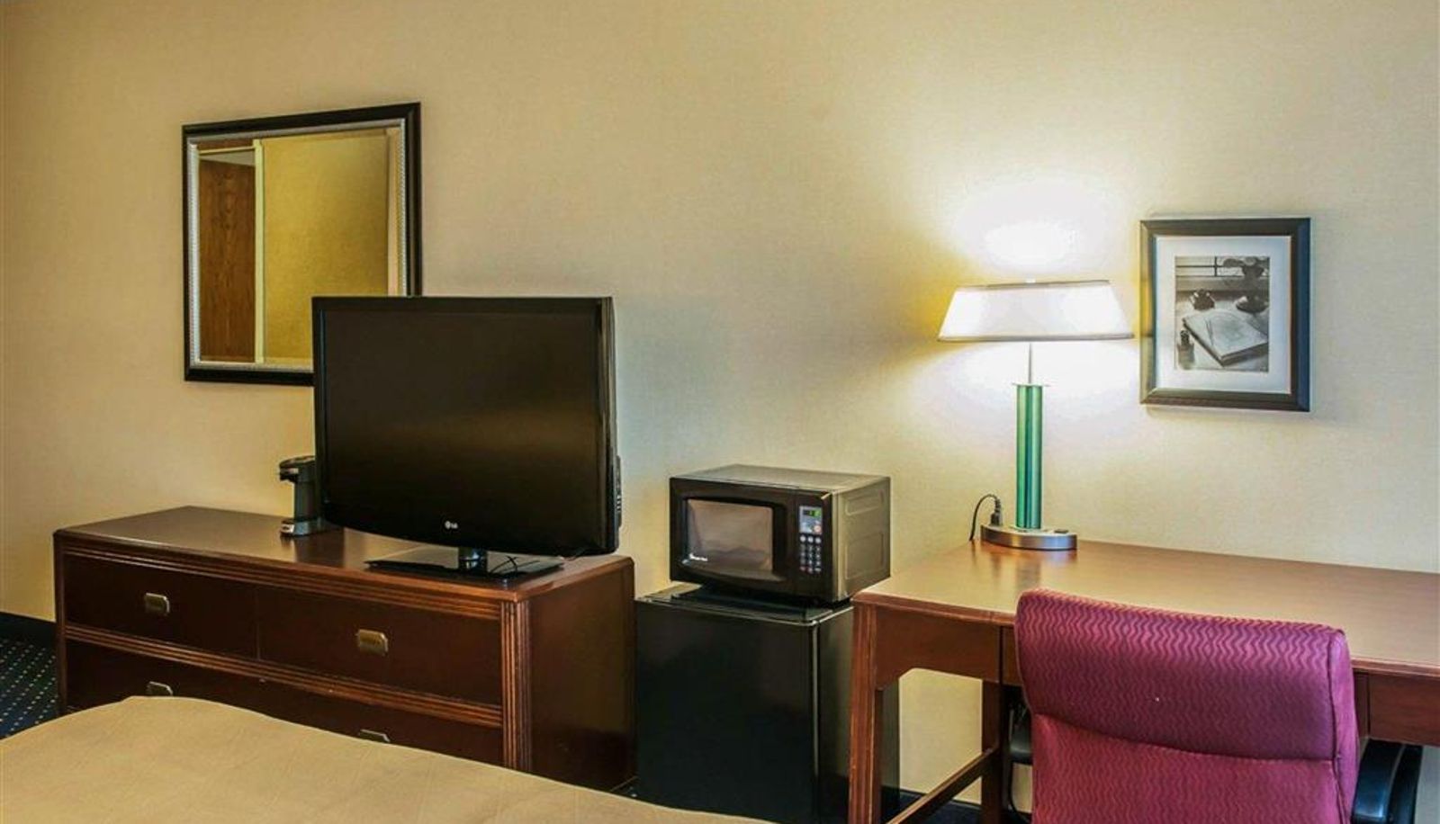 Camera - Quality Inn & Suites Goshen