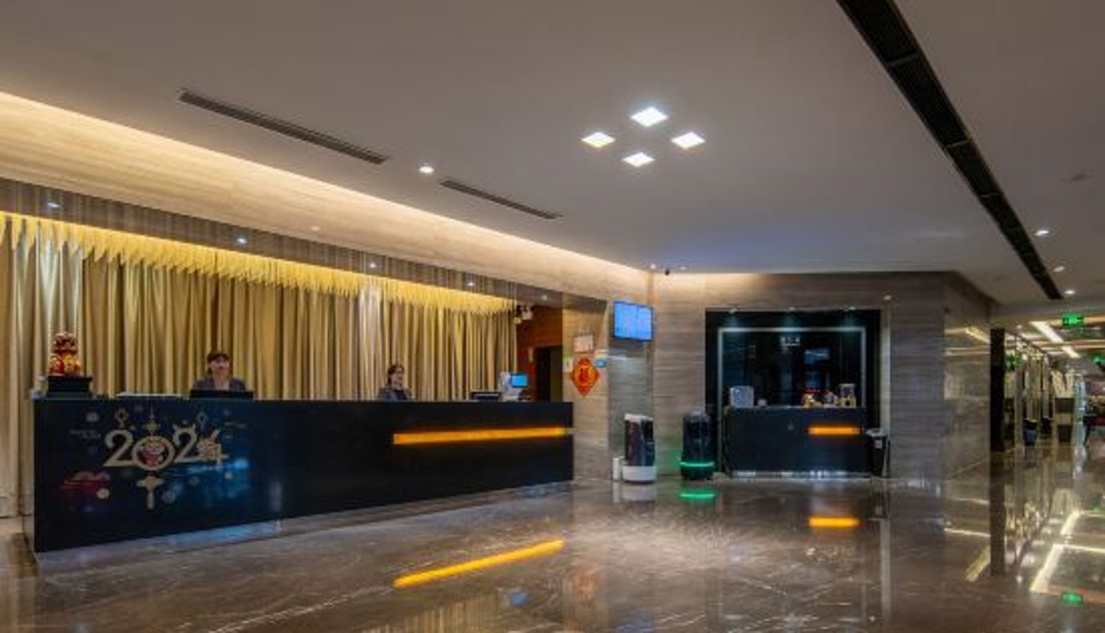Rezeption - Huaqiao Hotel