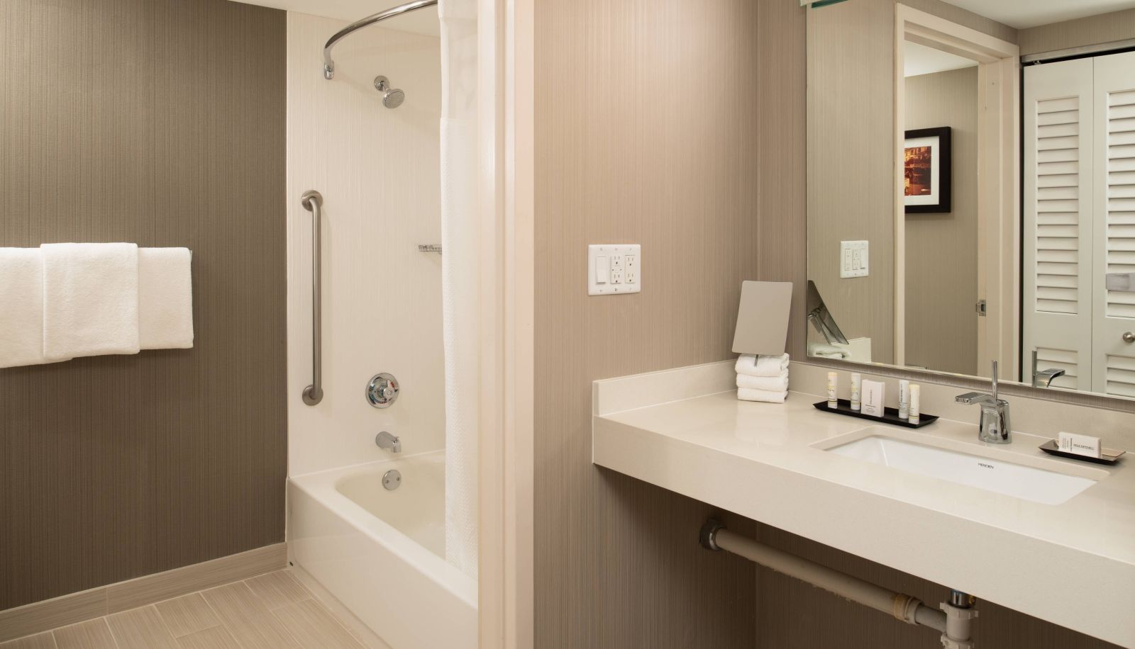 Room - Courtyard by Marriott Seattle Sea-Tac Area