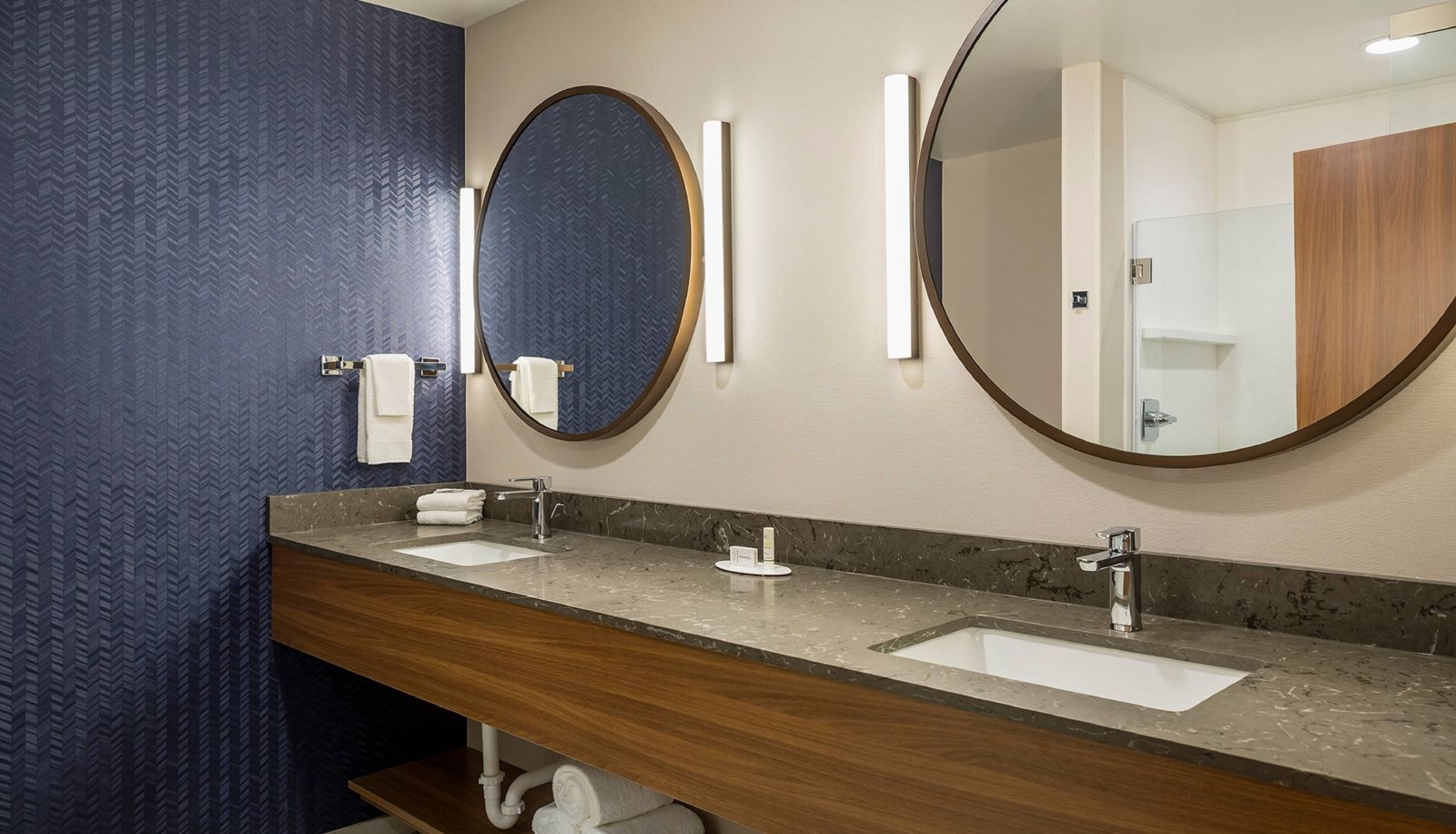 Room - Fairfield by Marriott Inn and Suites Des Moines Downtown