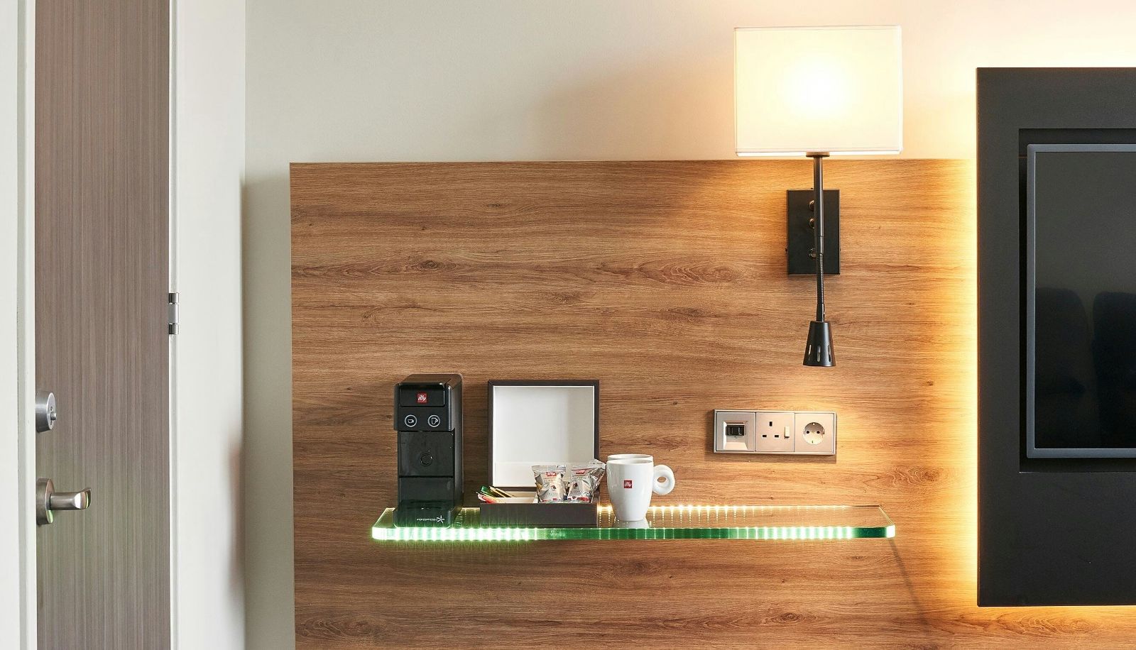 Room - Moxy Edinburgh Airport