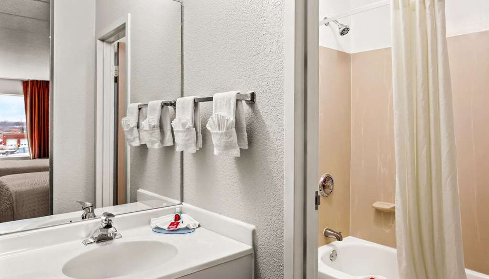 Room - Econo Lodge Willowbrook