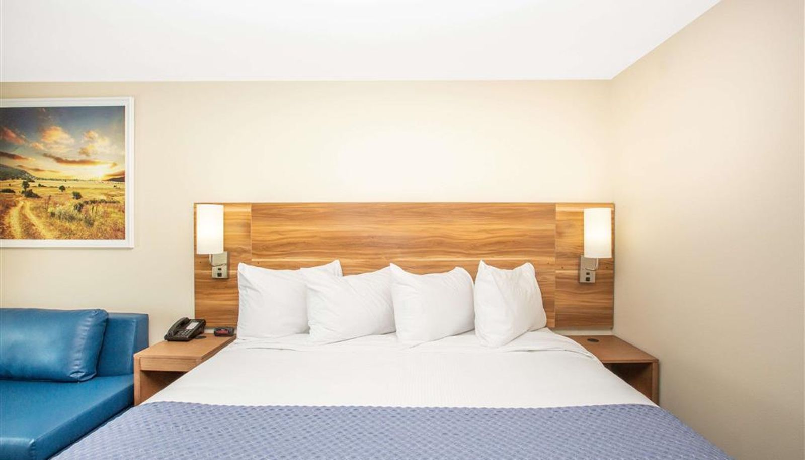 Room - Days Inn & Suites by Wyndham Kearney