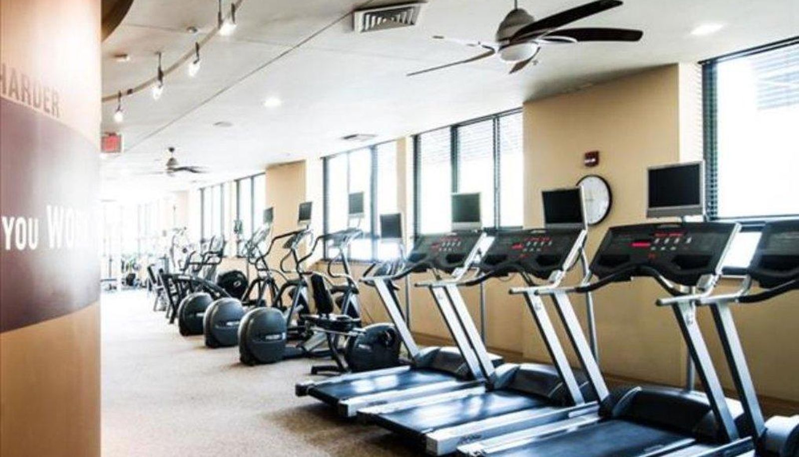 Zona de bienestar y gimnasio - ABODA Furn Apts Pentagon City