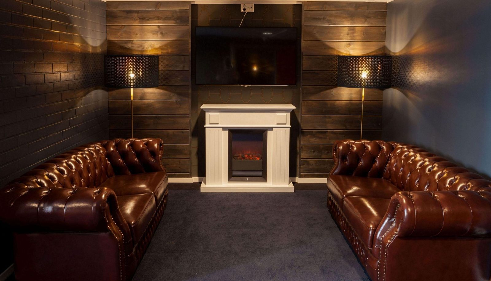 Hal - Golden Circle Suites