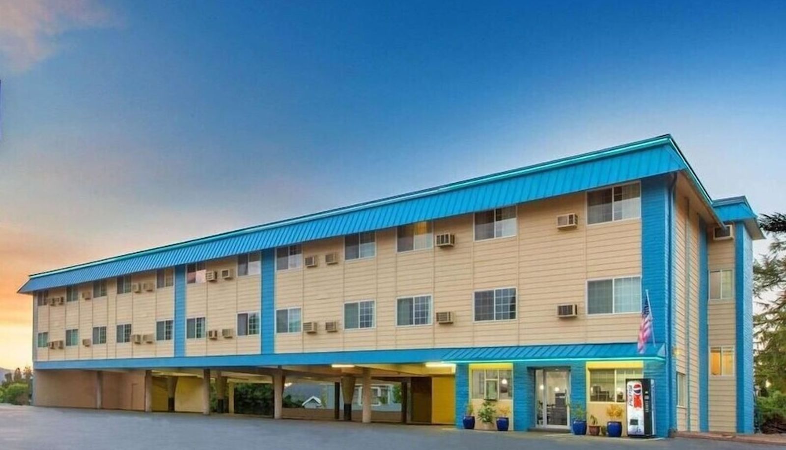 Hotel outdoor area - Baymont by Wyndham Roseburg