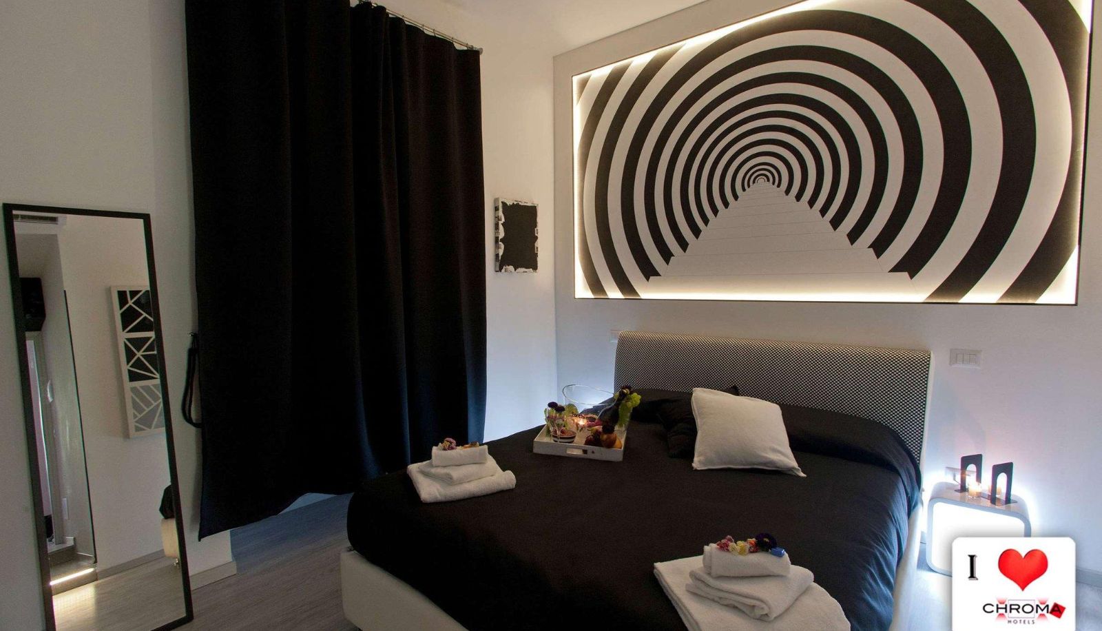 Room - CHROMA EPTHA