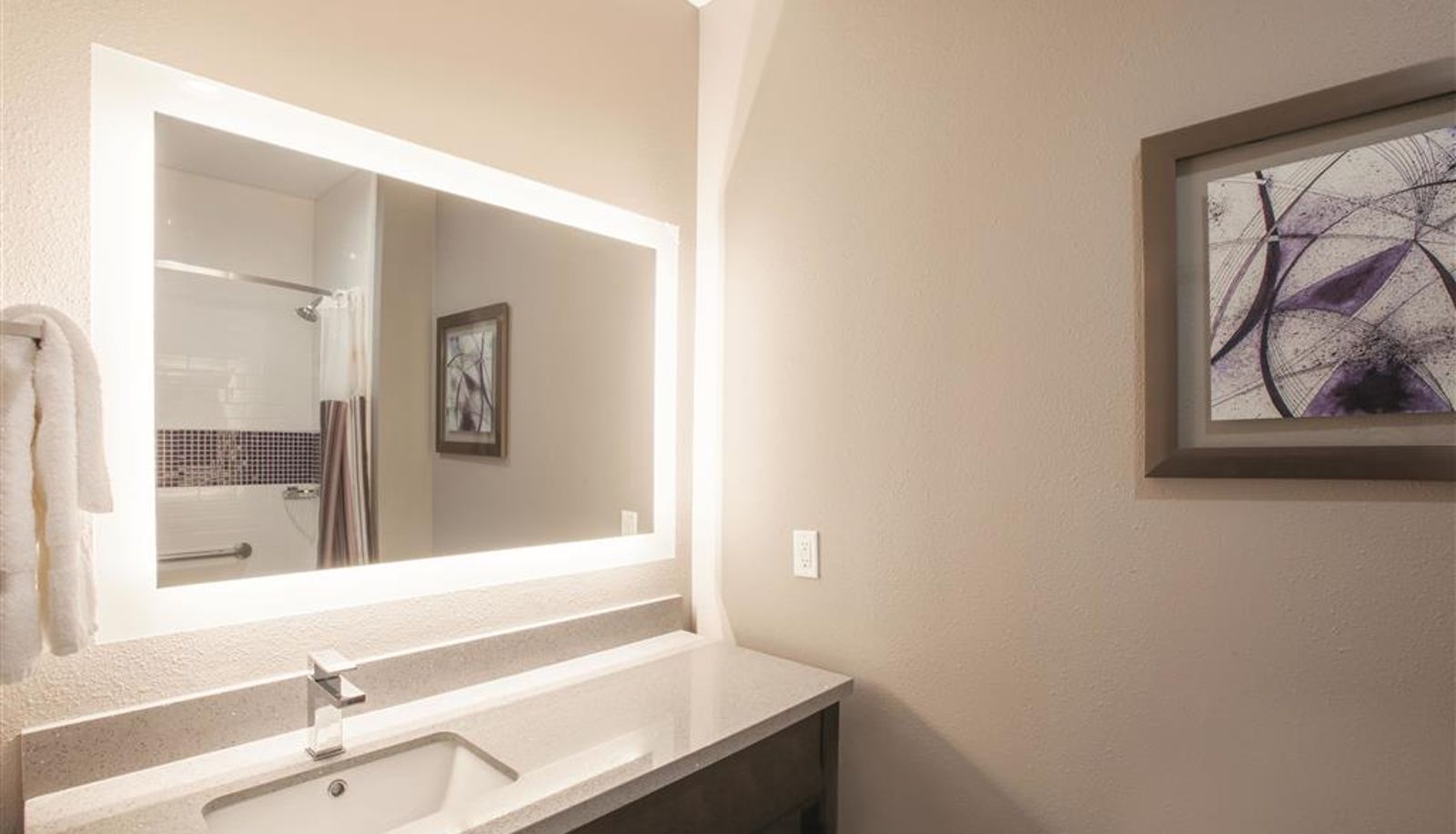 Room - La Quinta Inn & Suites by Wyndham Kingsville