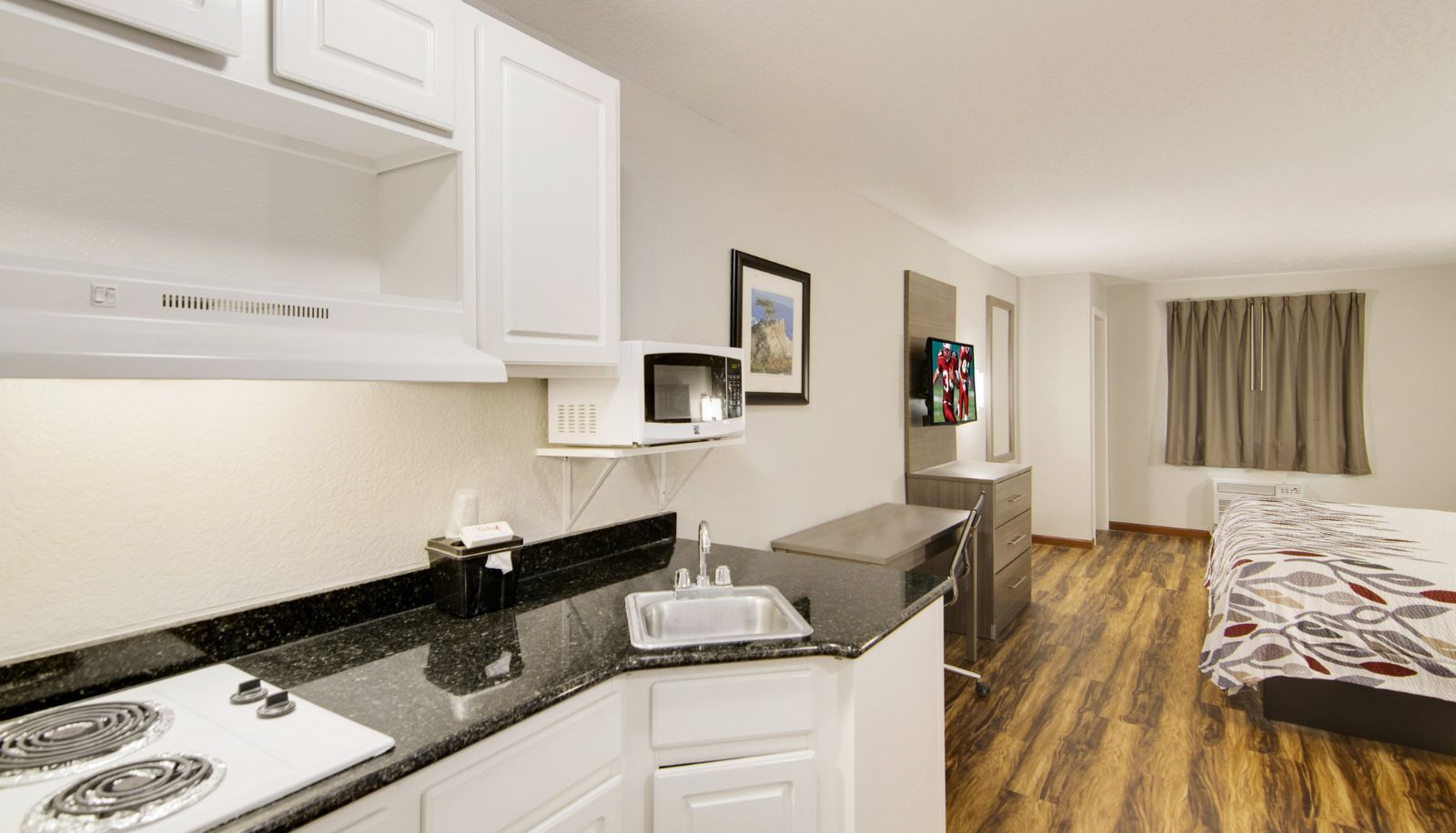 Zimmer - Red Roof Inn & Suites Pensacola - NAS Corry