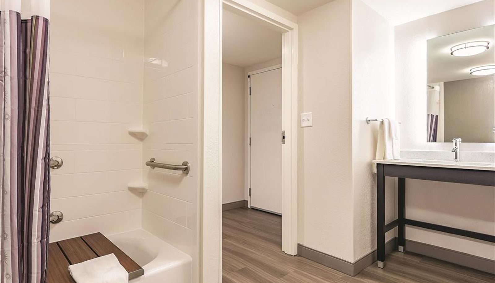 Camera - La Quinta Inn & Suites by Wyndham Salem NH