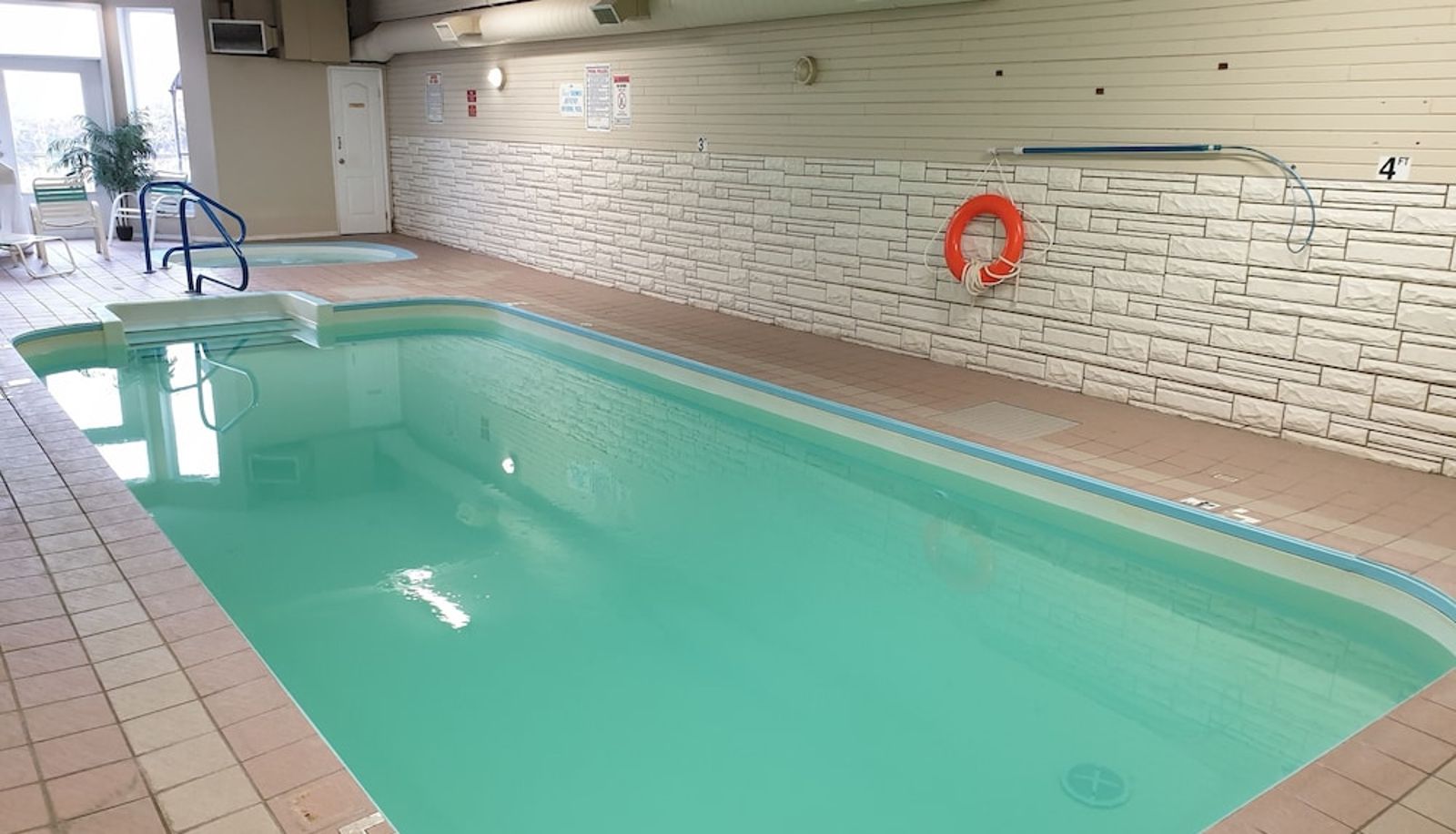 Zwembad - RIVERLAND INN AND SUITES