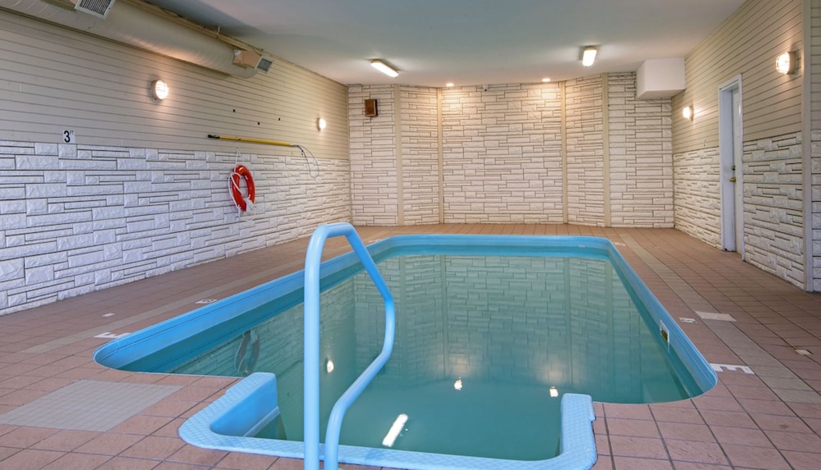 Zwembad - RIVERLAND INN AND SUITES