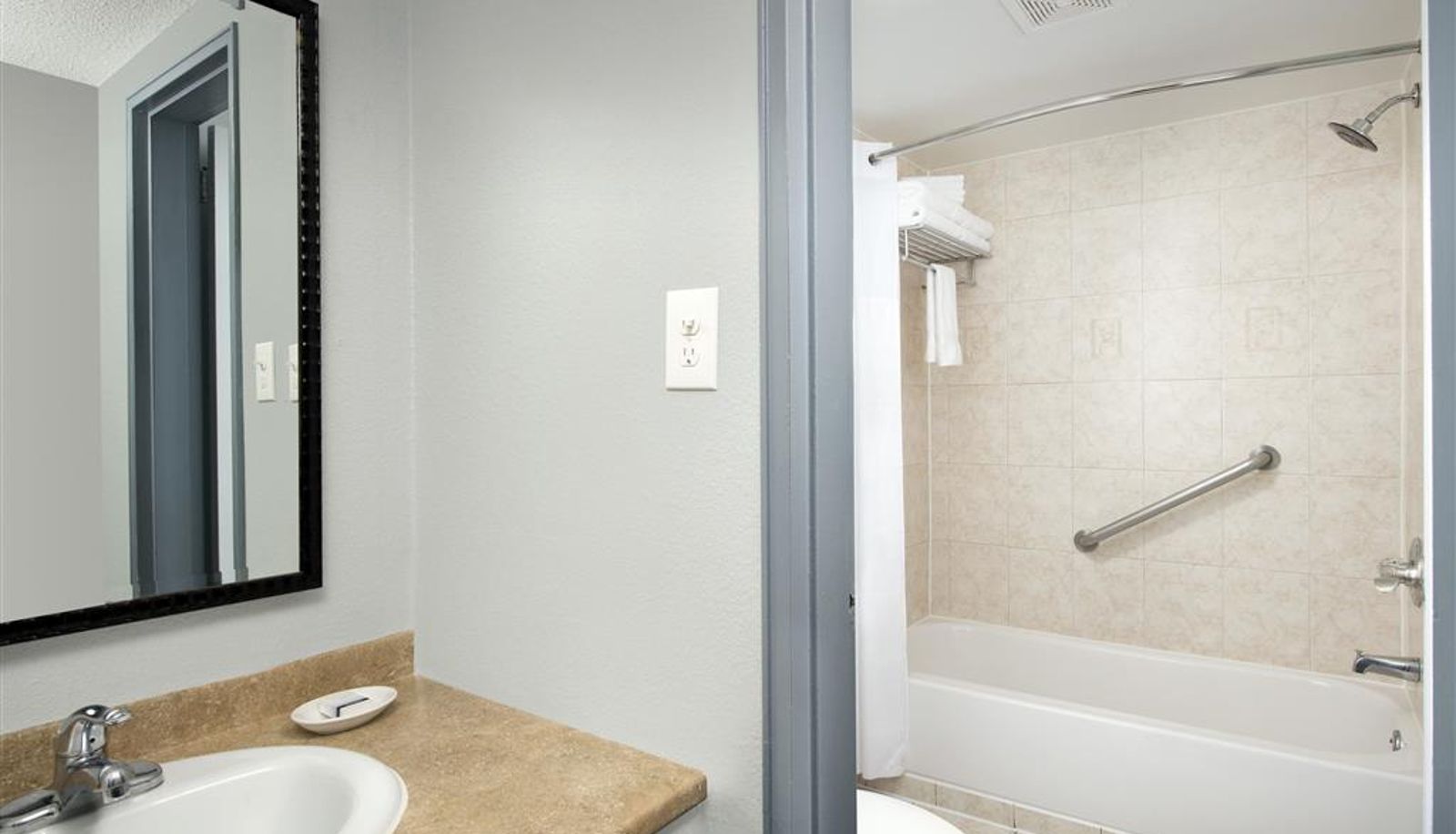 Room - Ivy City Hotel
