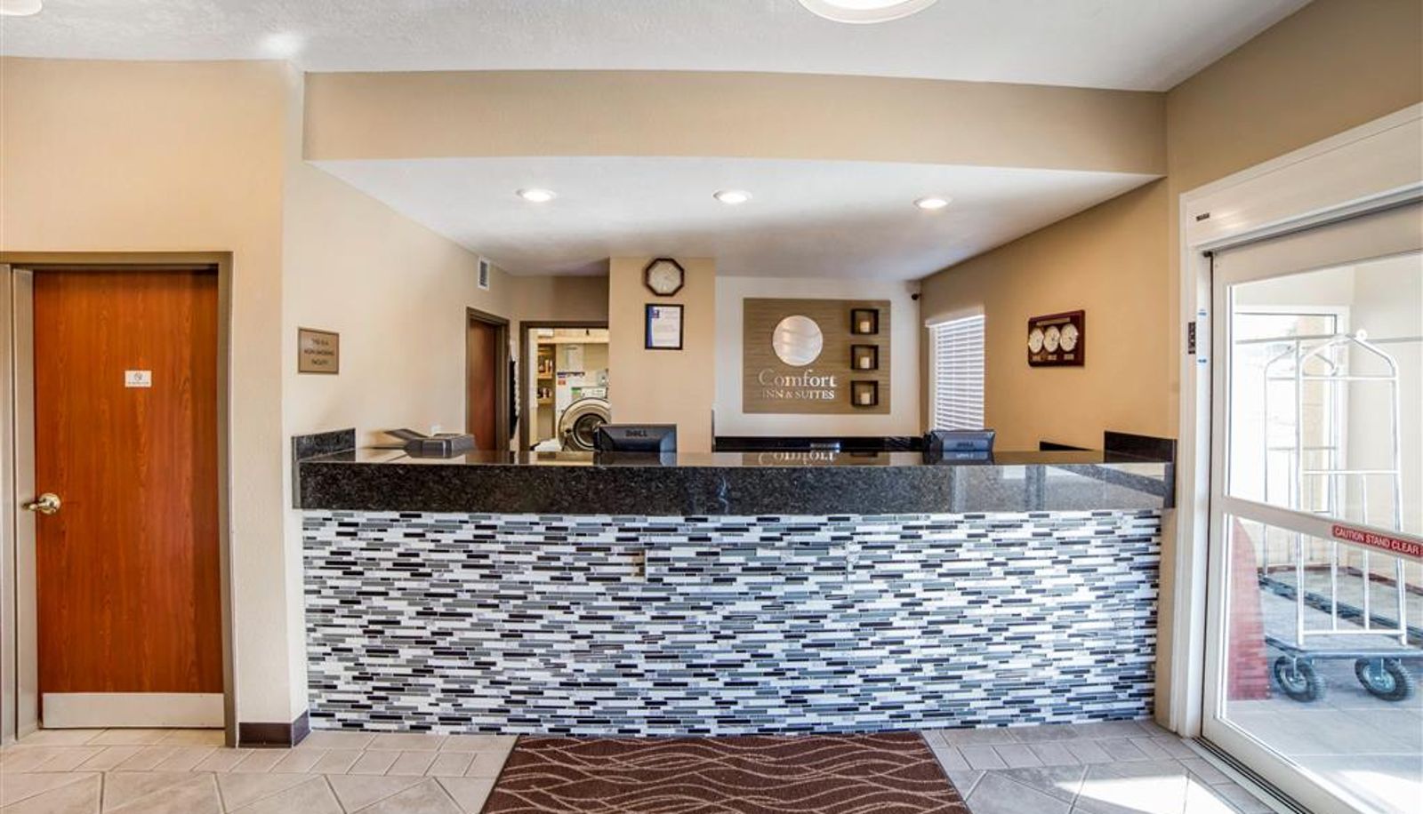 Hal - COMFORT INN AND SUITES NORTH