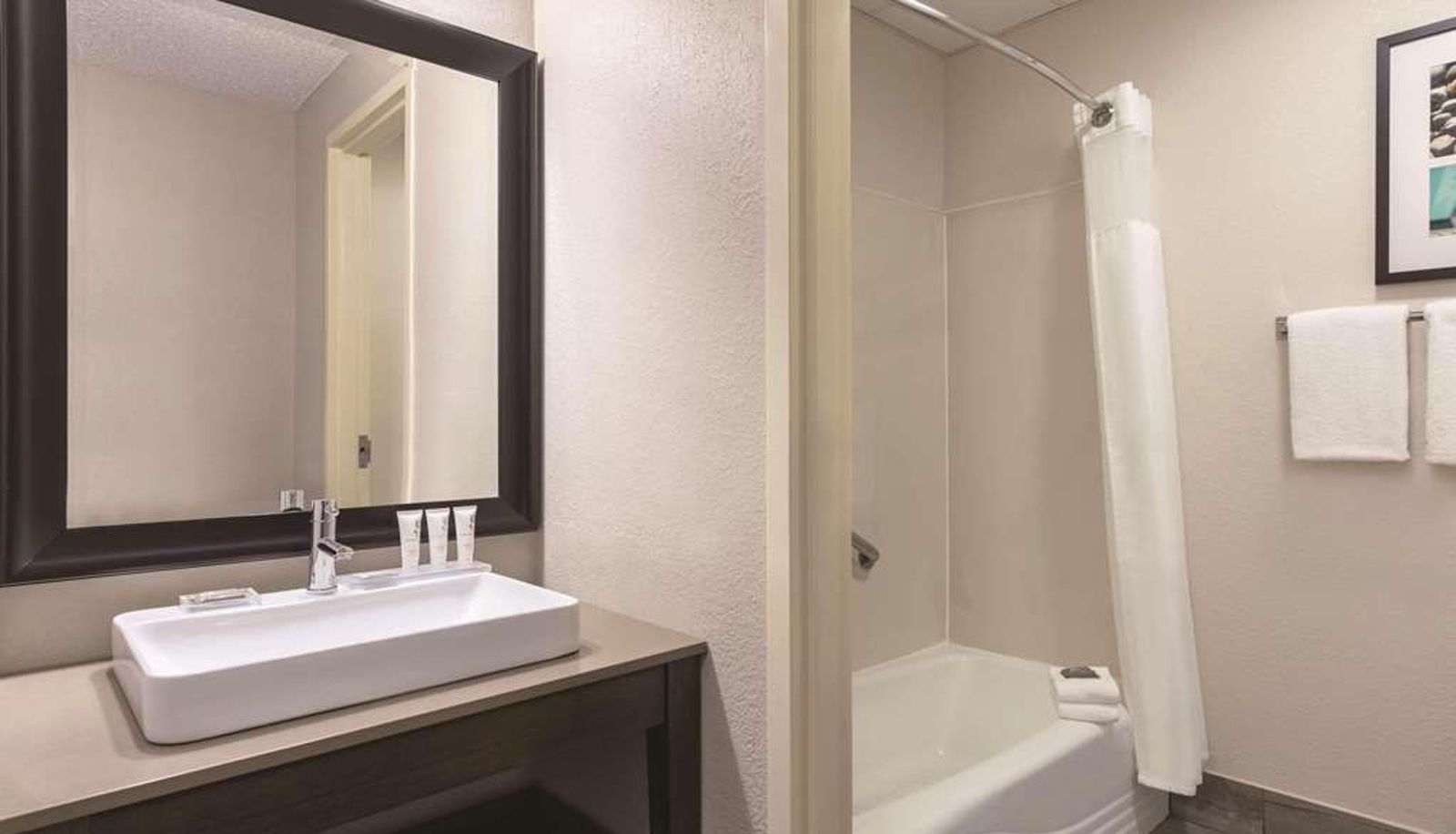 Room - Country Inn and Suites by Radisson Port Clinton OH