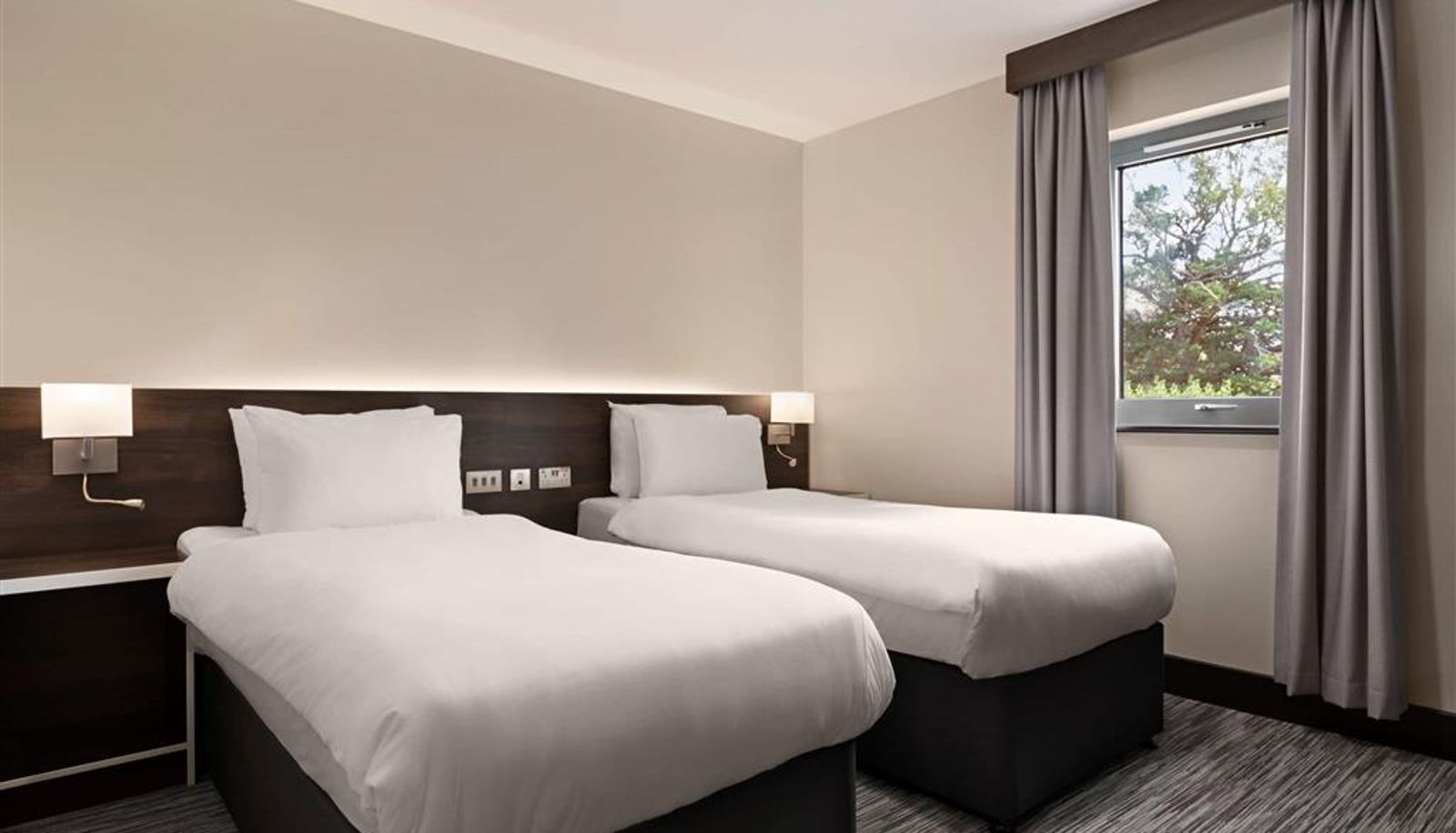 Zimmer - Ramada by Wyndham Cobham