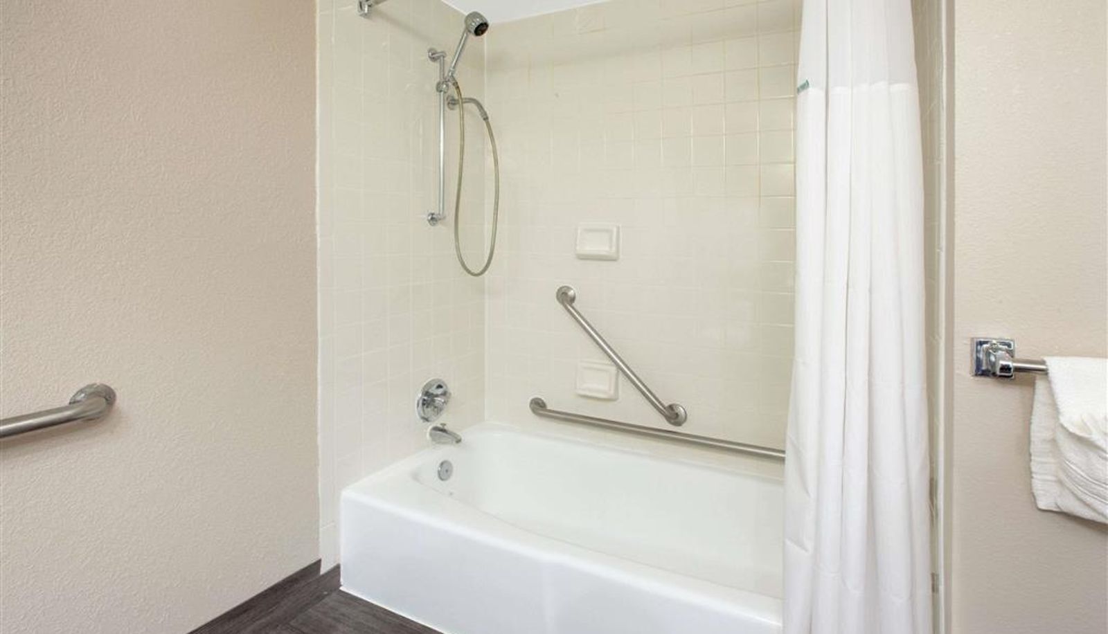 Zimmer - Baymont by Wyndham Grand Rapids Near Downtown