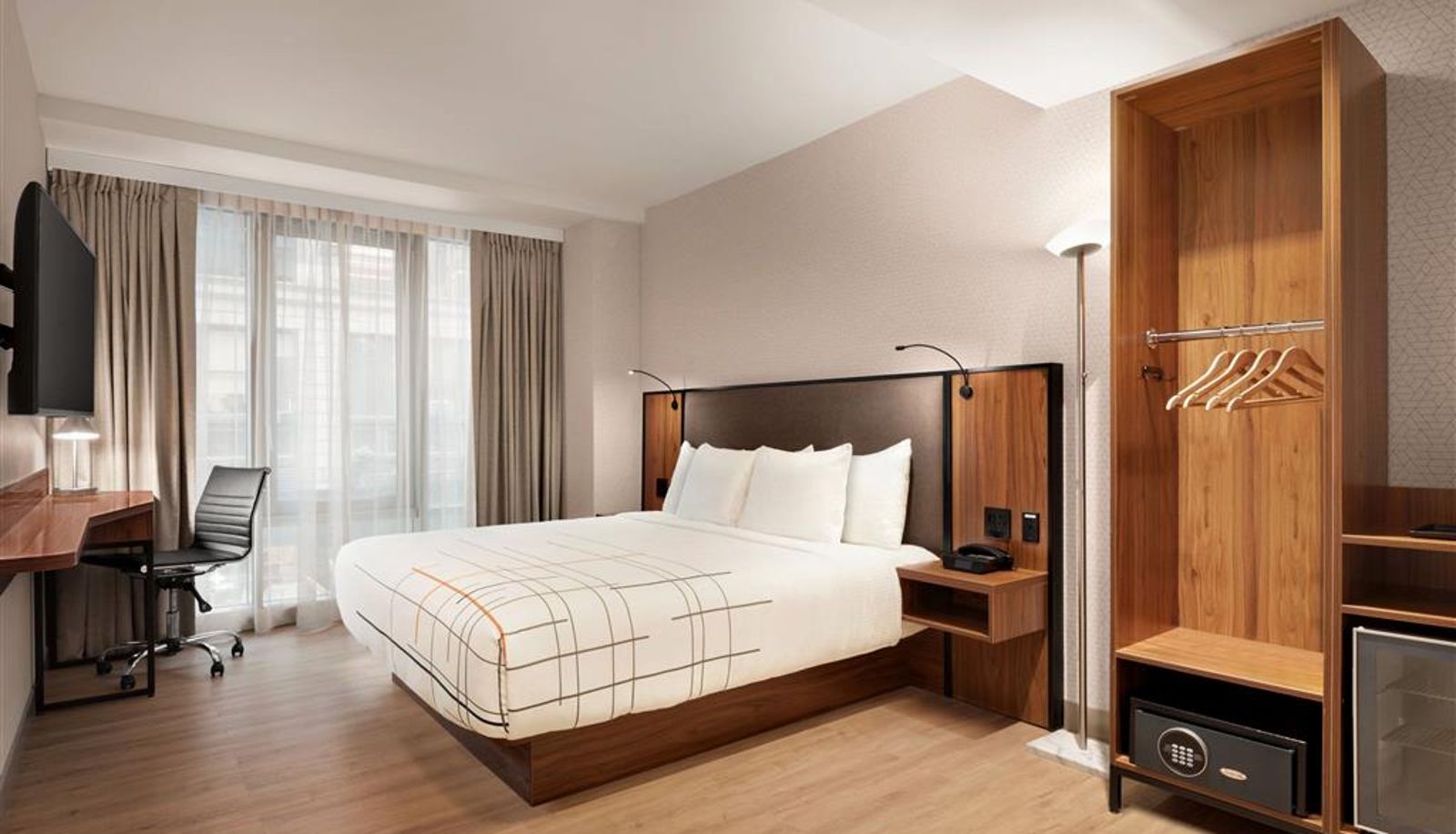 Camera - La Quinta Inn & Suites by Wyndham Times Square South