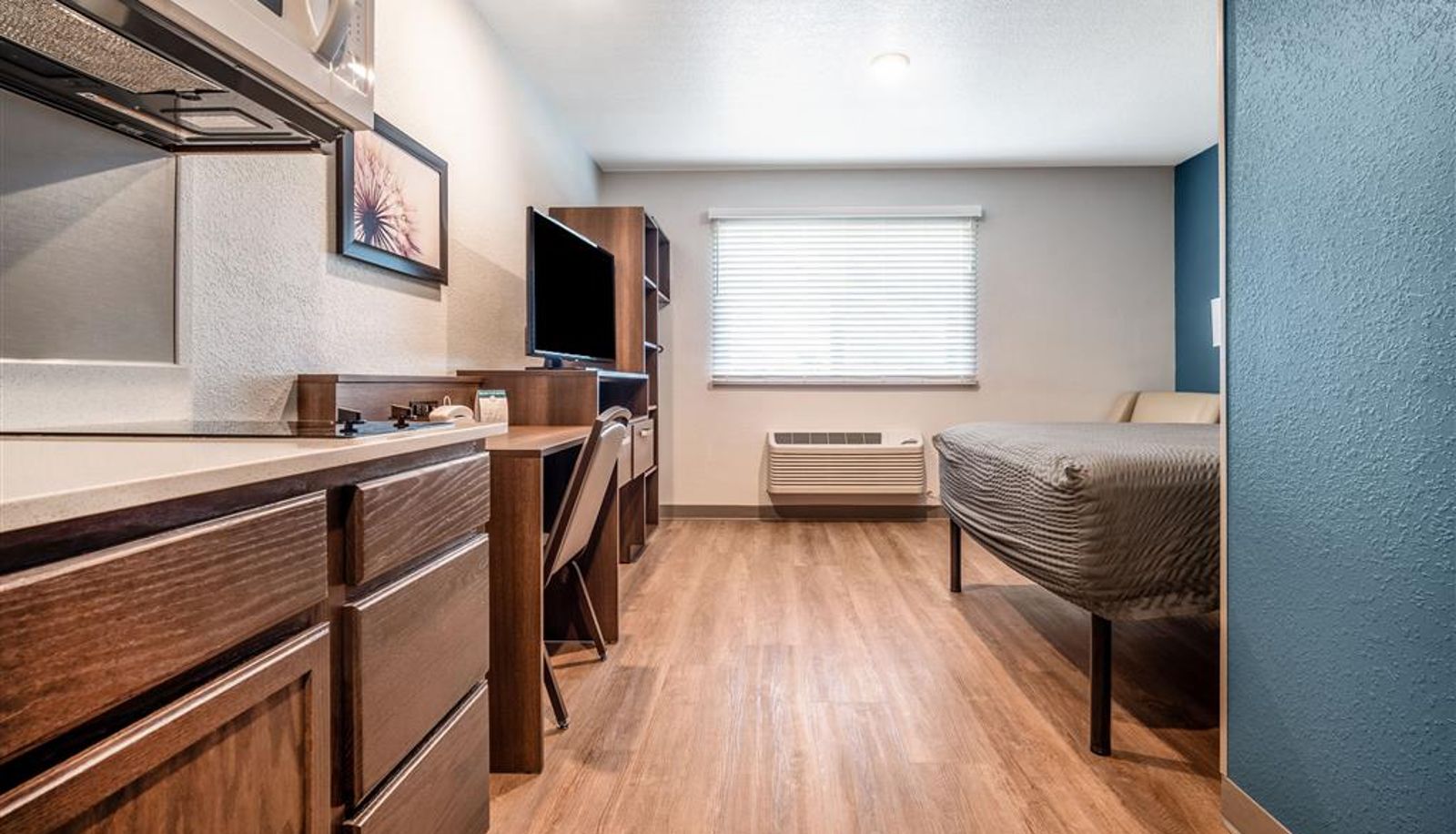 Room - WoodSpring Suites Naples West