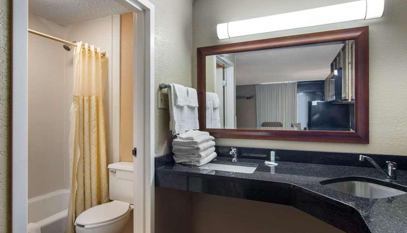 Quadruple room - Suburban Studios Macon