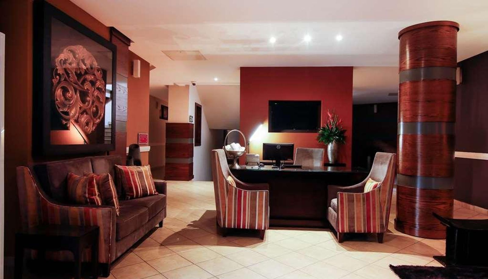 Hall - Oak Plaza Suites