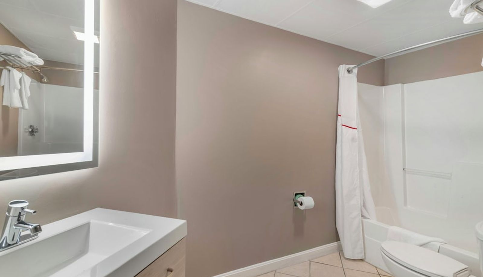 Superior room (double) - Red Roof Inn & Suites Swansea