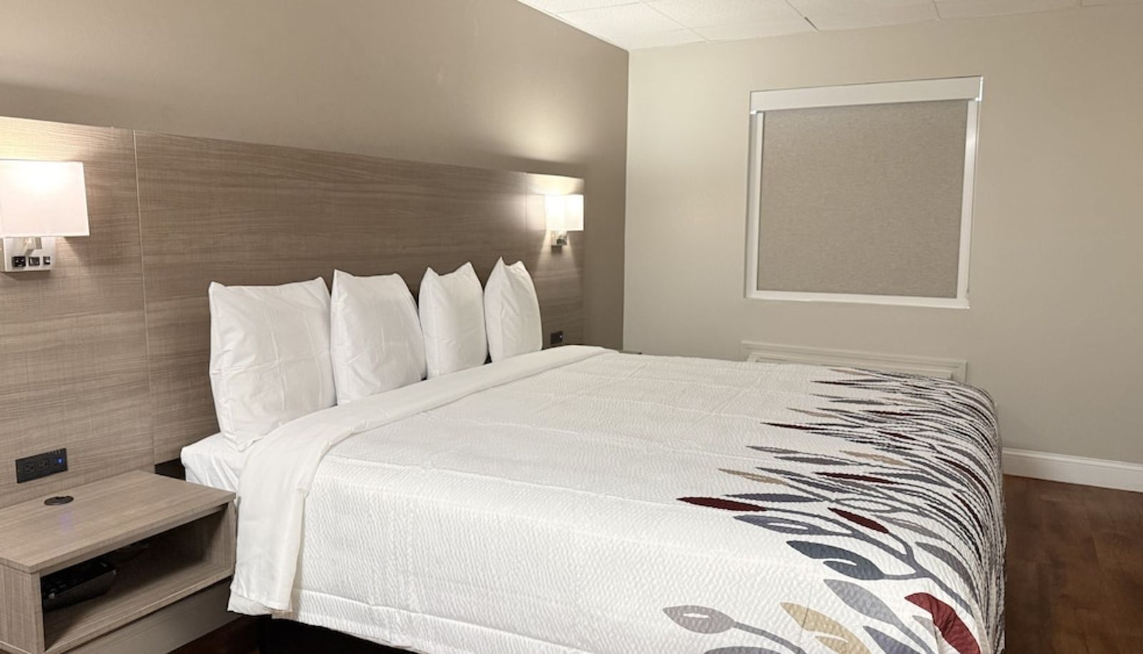Superior room (double) - Red Roof Inn & Suites Swansea