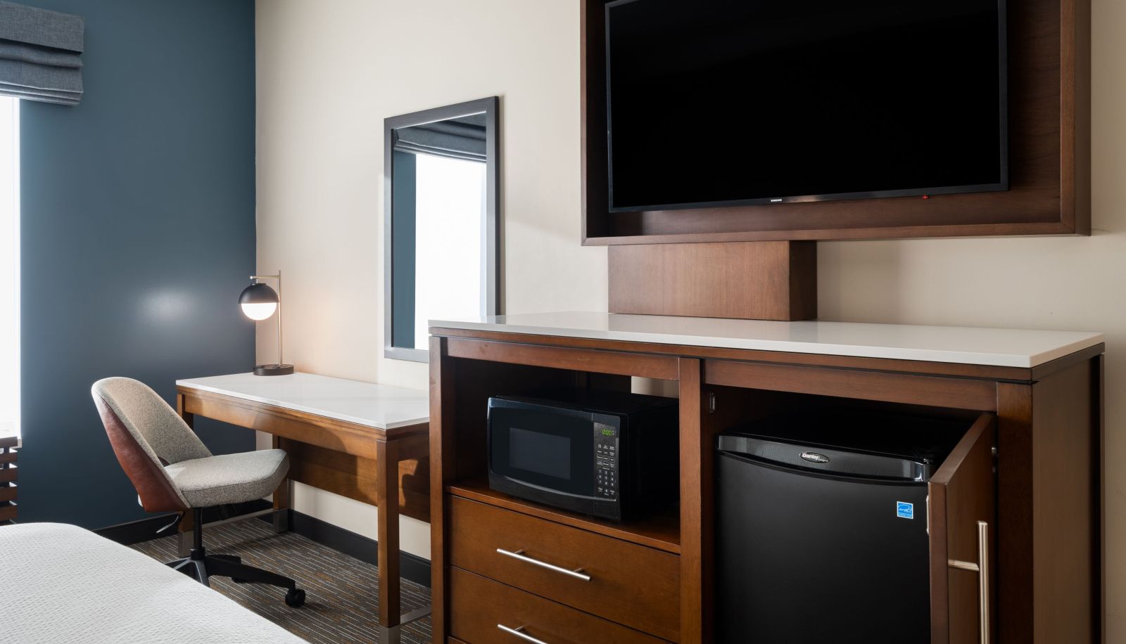 Room - Courtyard by Marriott Seattle SeaTac Airport